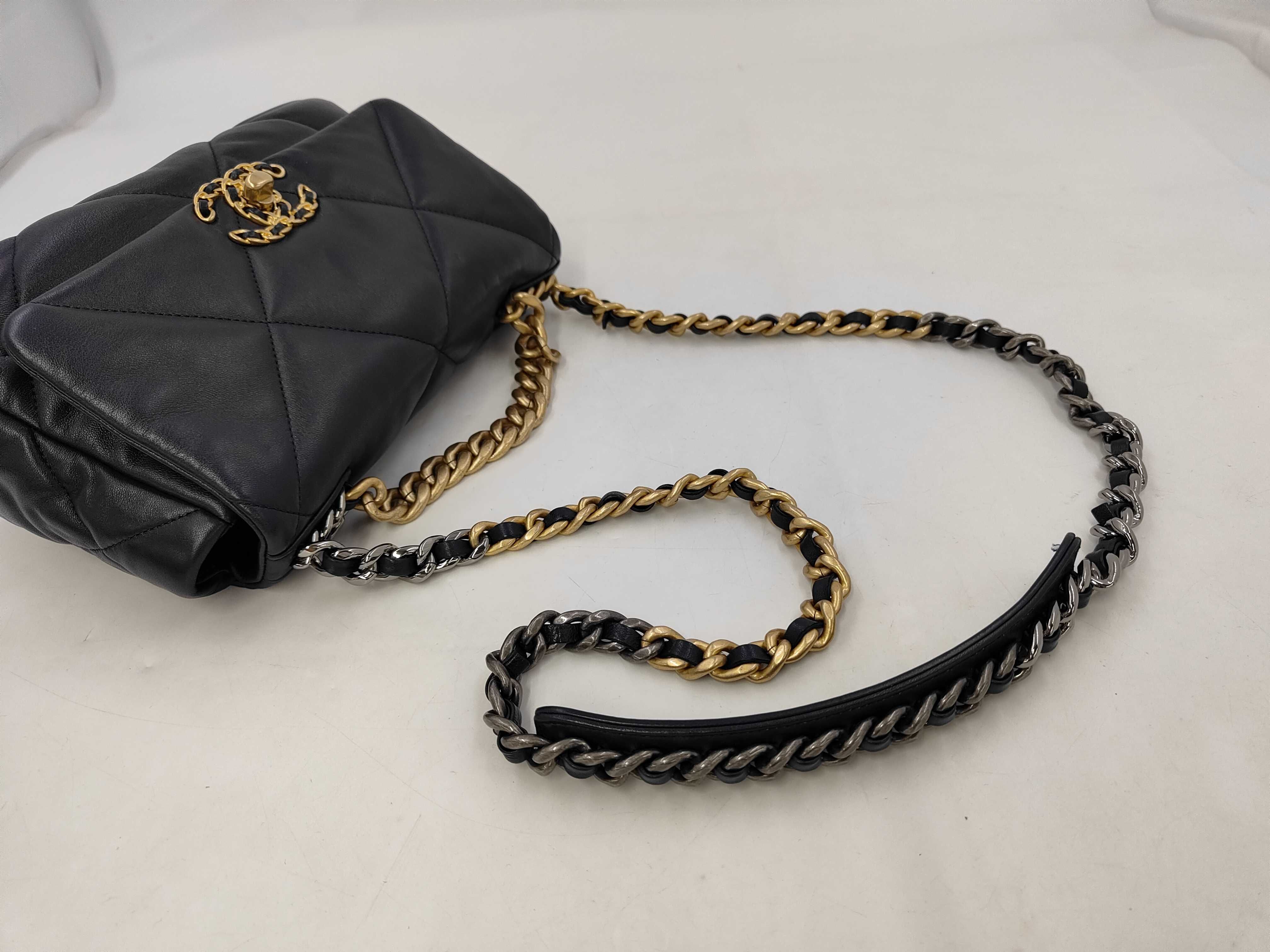 CHANEL19 Matelassé Chain Shoulder Bag Navy Lambskin Gold Hardware Bag — view 5