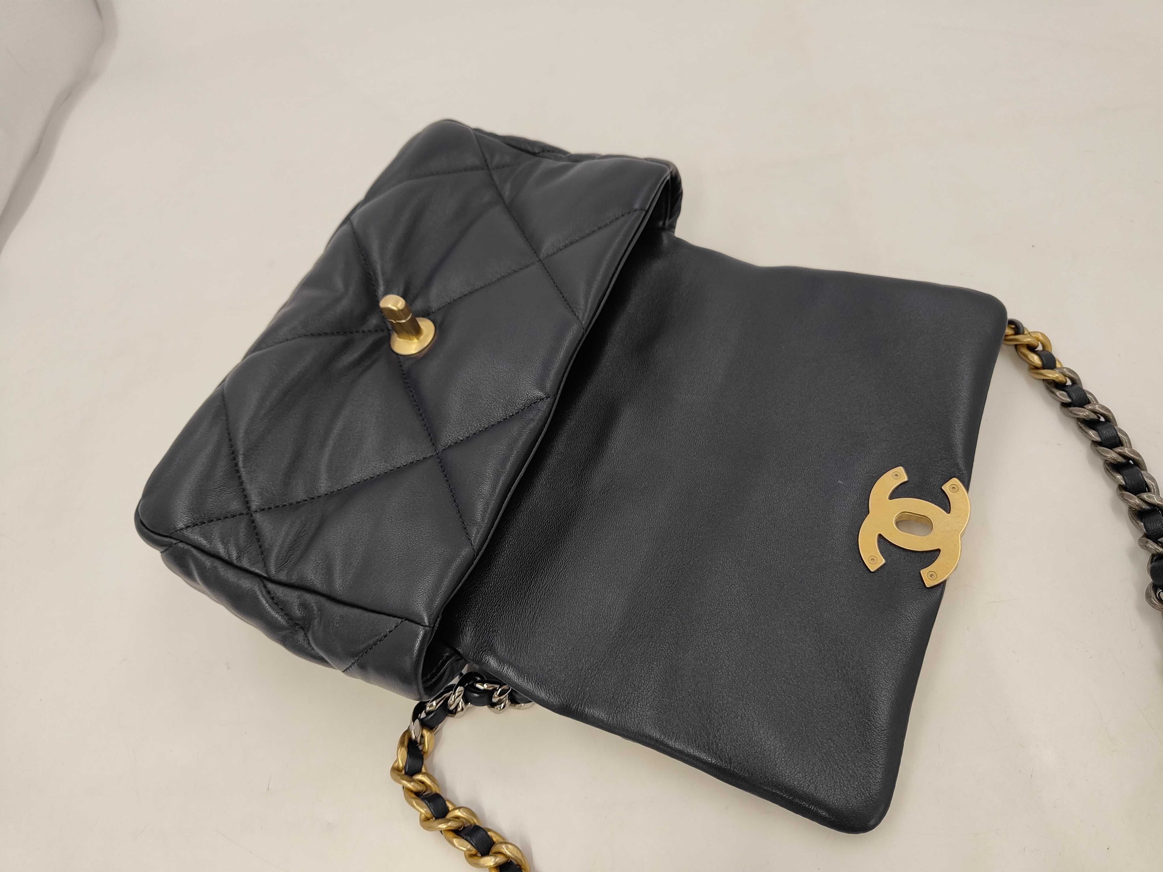CHANEL19 Matelassé Chain Shoulder Bag Navy Lambskin Gold Hardware Bag — view 9
