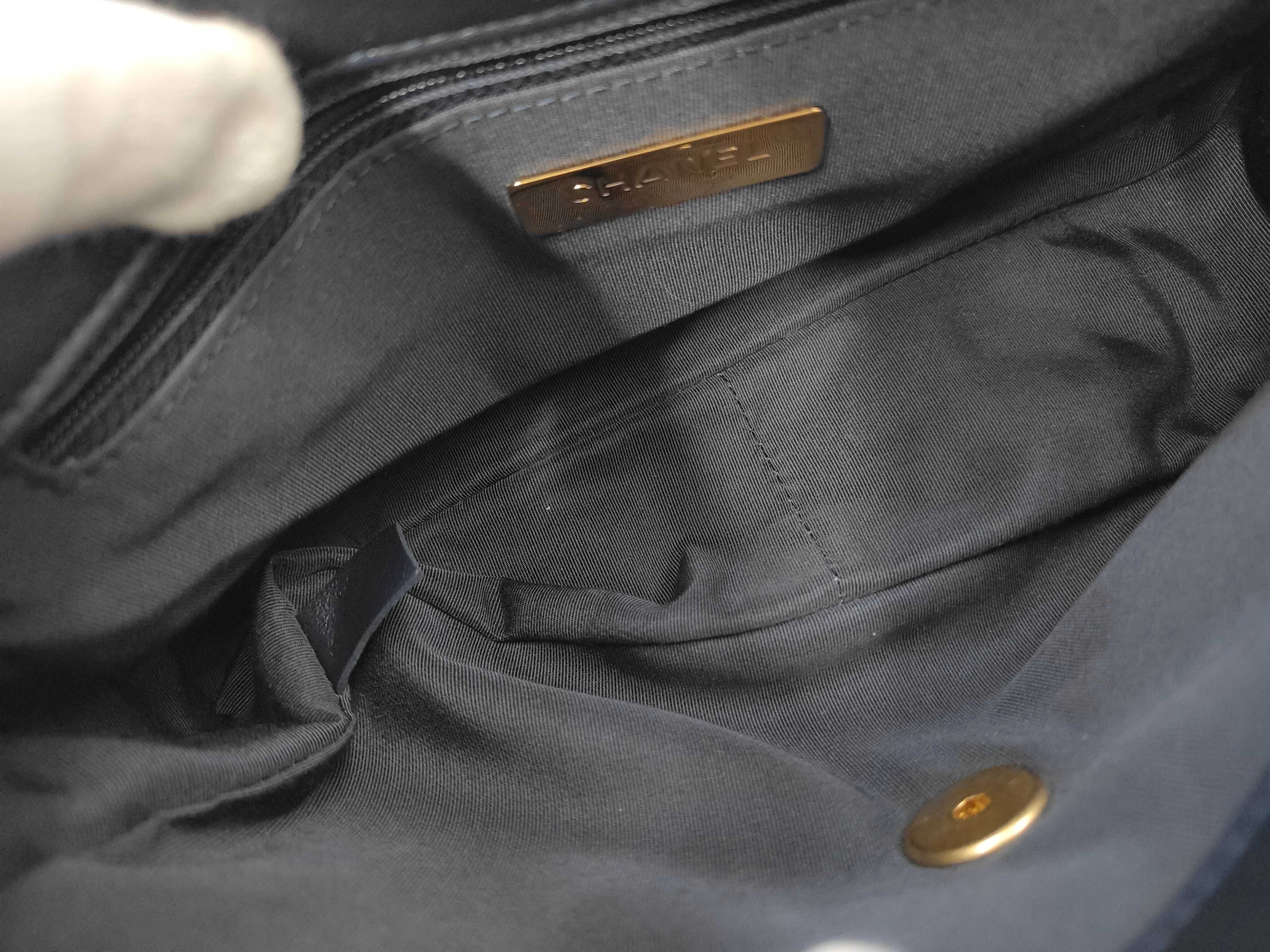 CHANEL19 Matelassé Chain Shoulder Bag Navy Lambskin Gold Hardware Bag — view 10