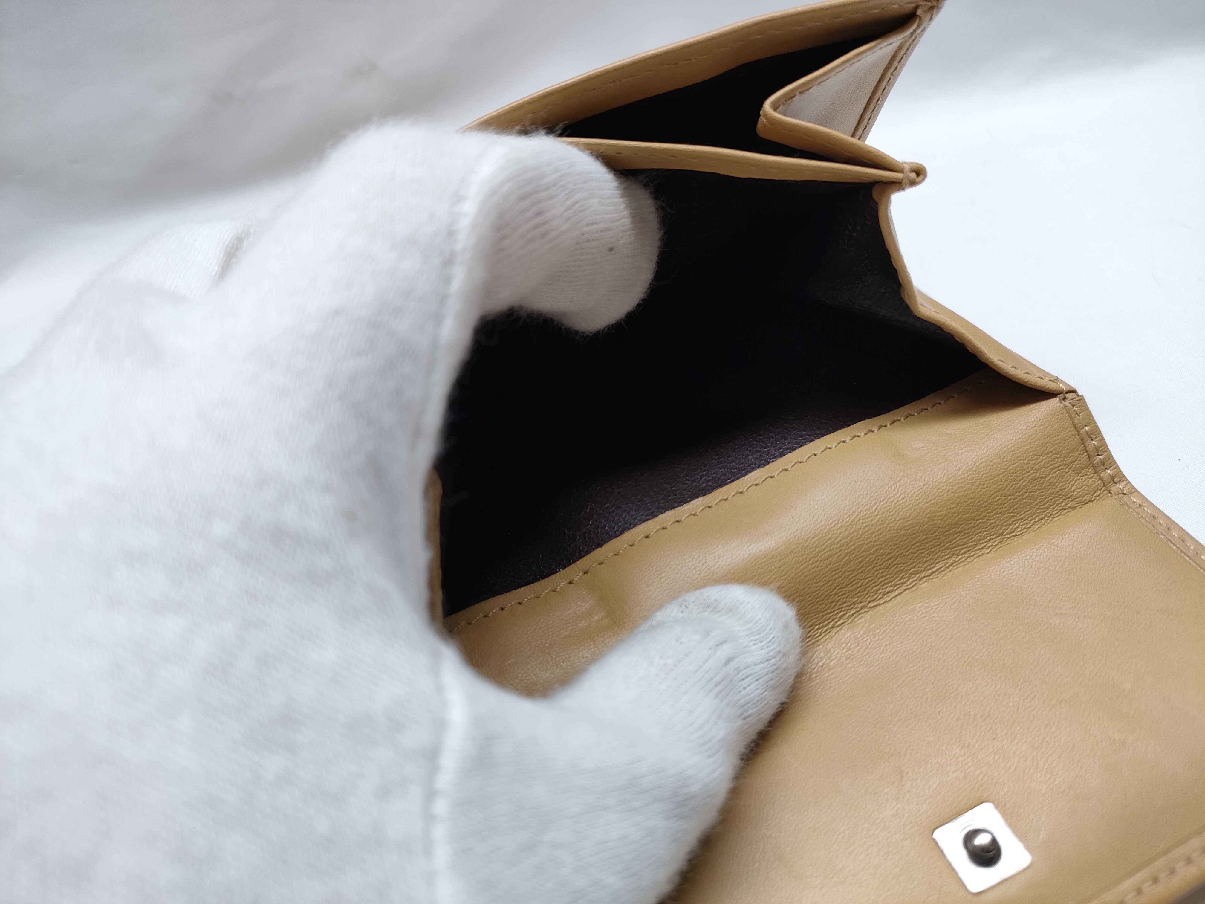 Snap-closure folding wallet — view 12