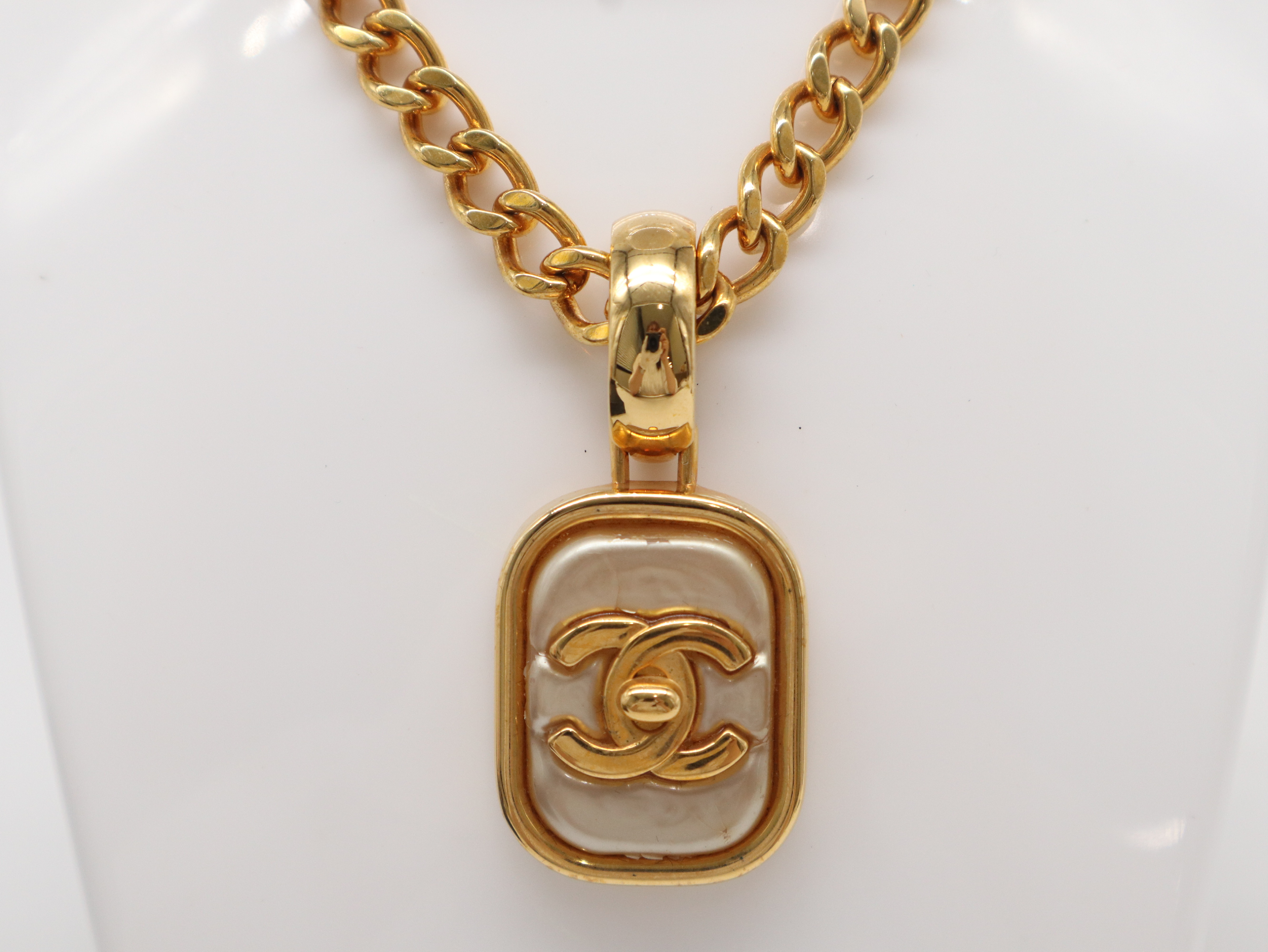97P Coco Mark Turnlock Pearl Necklace (with box)