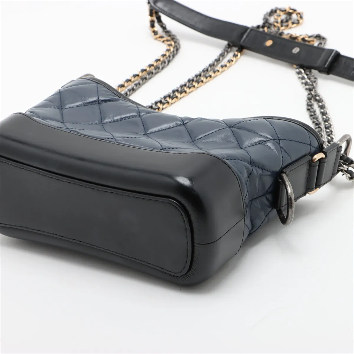 Gabriel de Chanel Vintage Calf x Leather Chain Shoulder Bag Blue x Black Gold x Silver Hardware 26430884 26th Series — view 3
