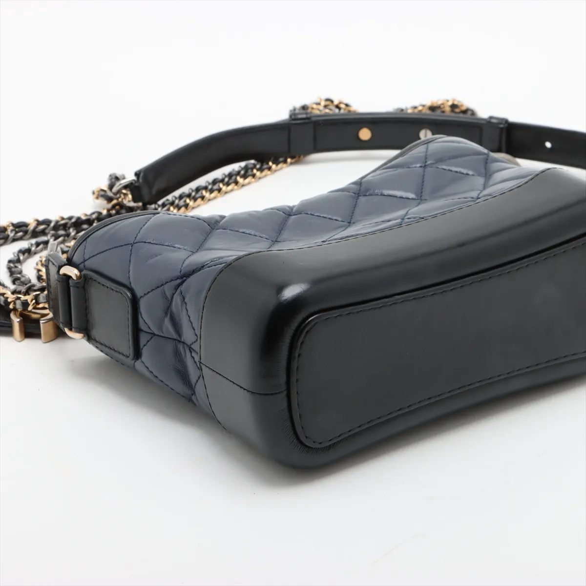 Gabriel de Chanel Vintage Calf x Leather Chain Shoulder Bag Blue x Black Gold x Silver Hardware 26430884 26th Series — view 4