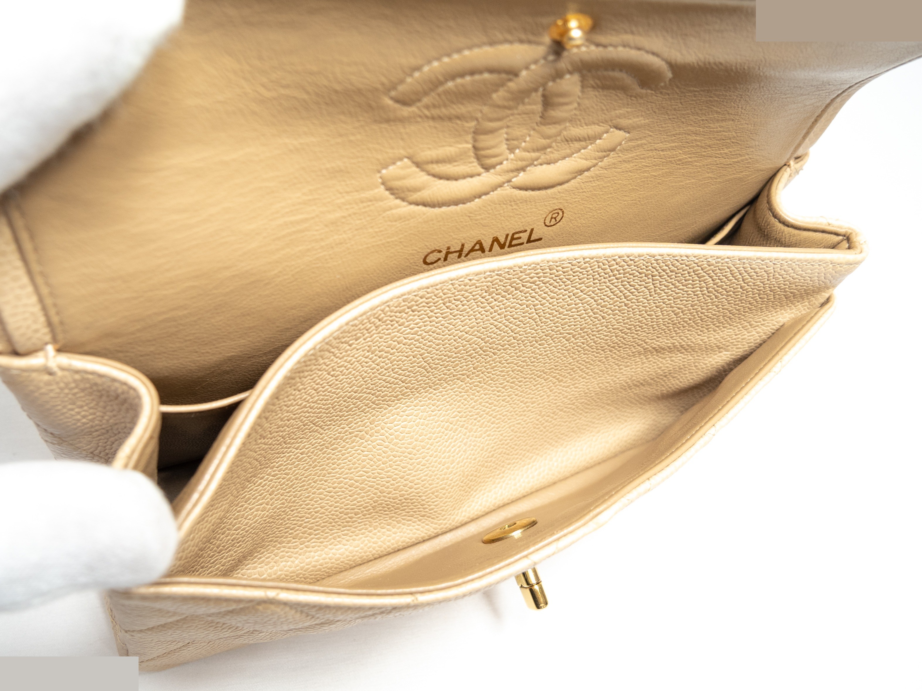 Caviar skin double flap seal card holder, beige, matelassé 23 — view 11