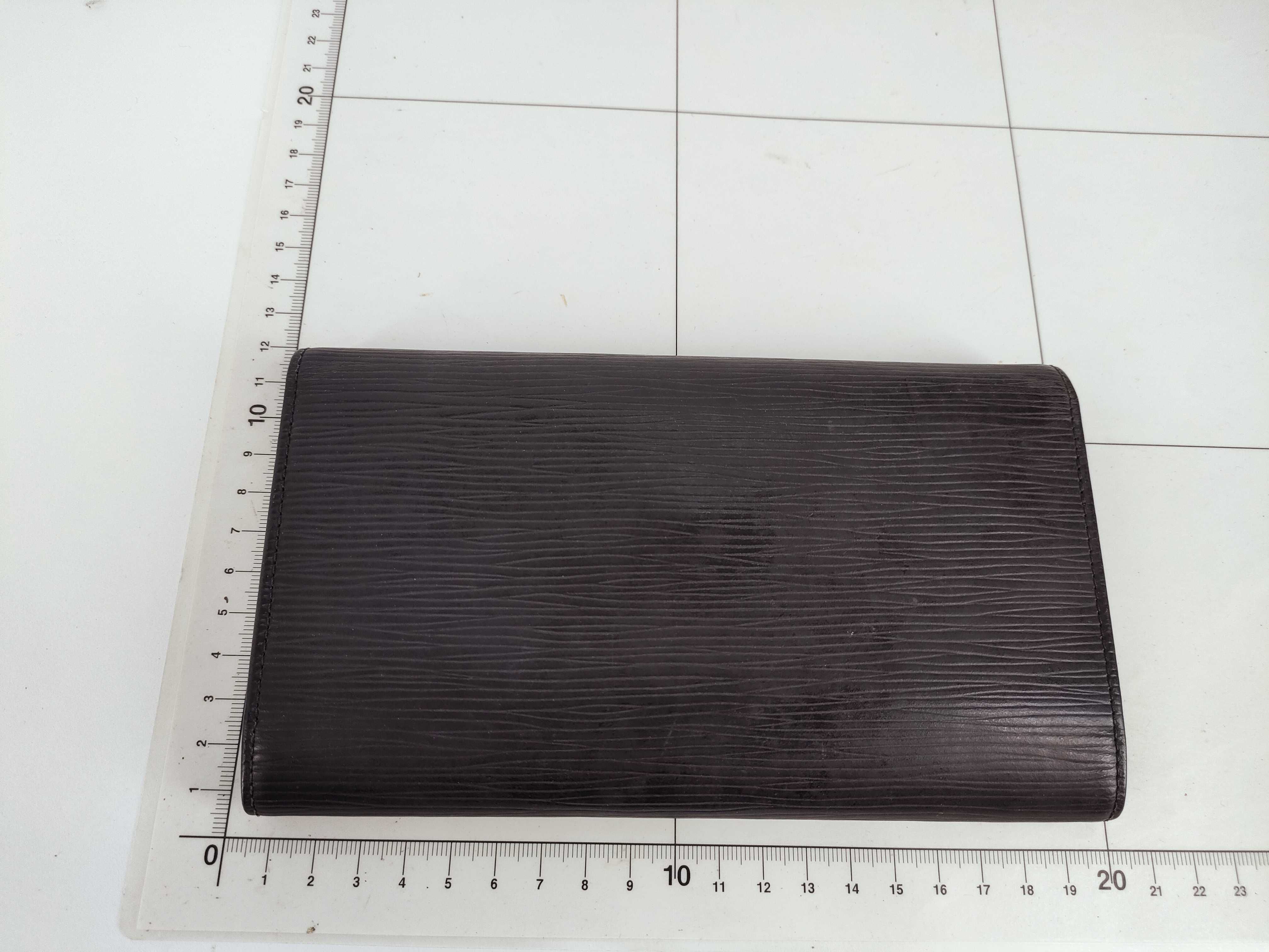 Epi Louis Vuitton Portefeuille International Wallet — view 2