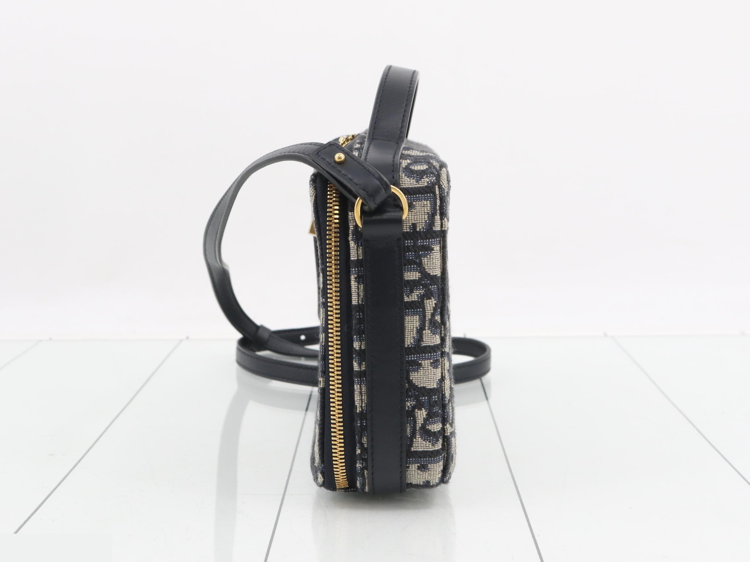 Canvas OBLIQUE 30 Montaigne Shoulder Bag, Navy — view 3