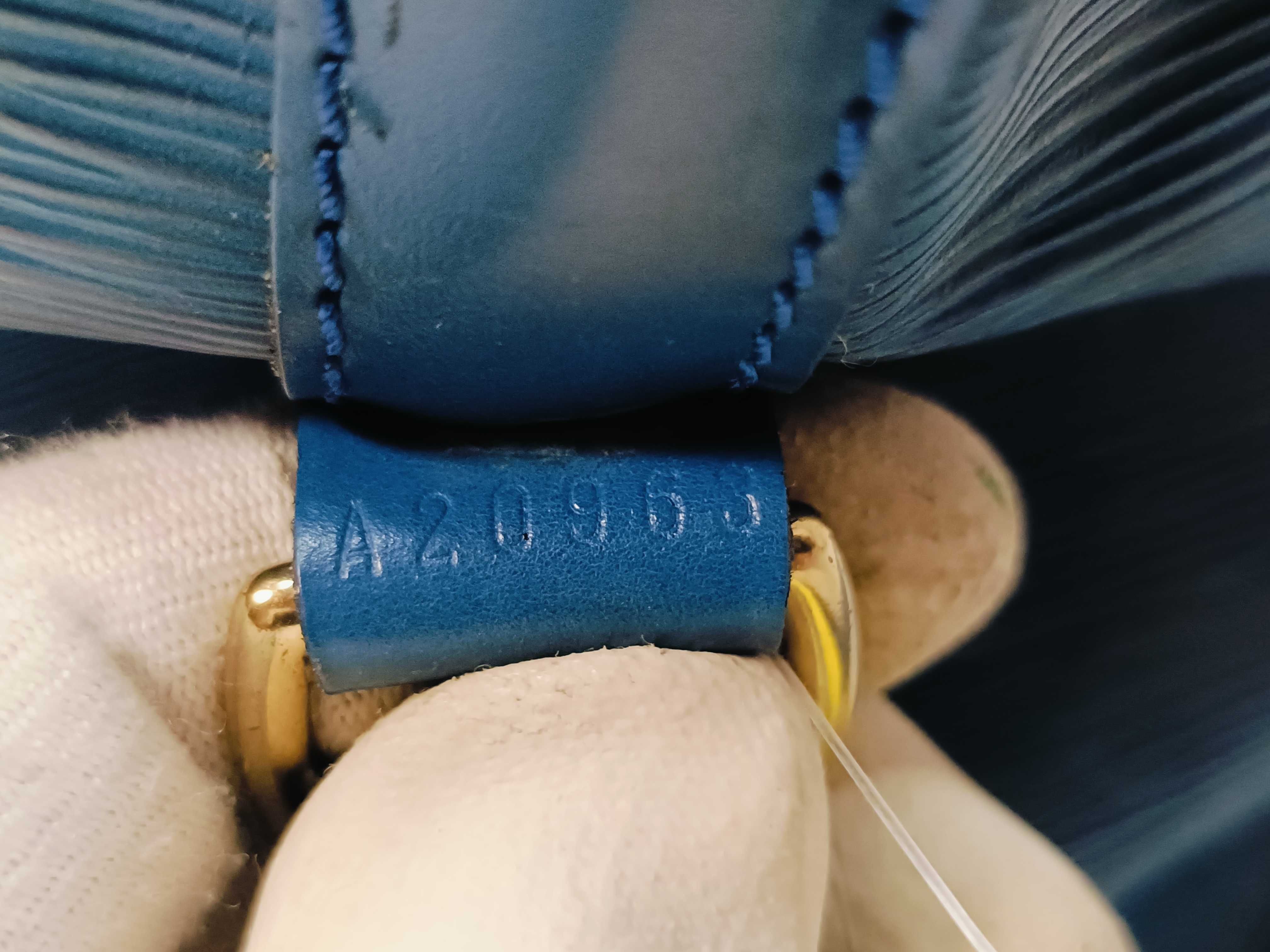 Epi Petit Noé Shoulder Bag — view 12