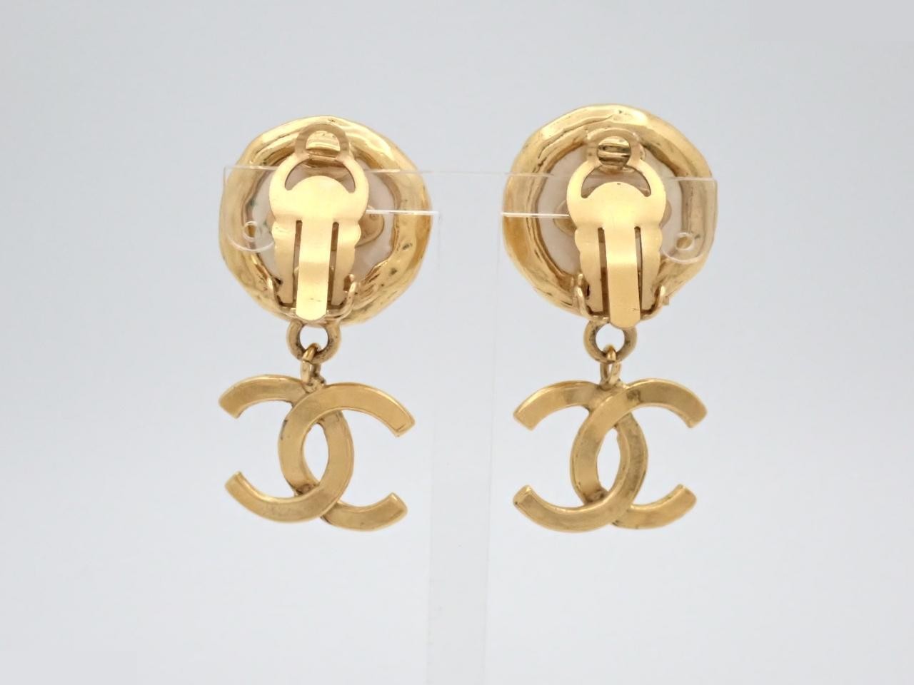 Earrings, Coco Mark design, gold, pearl — view 2
