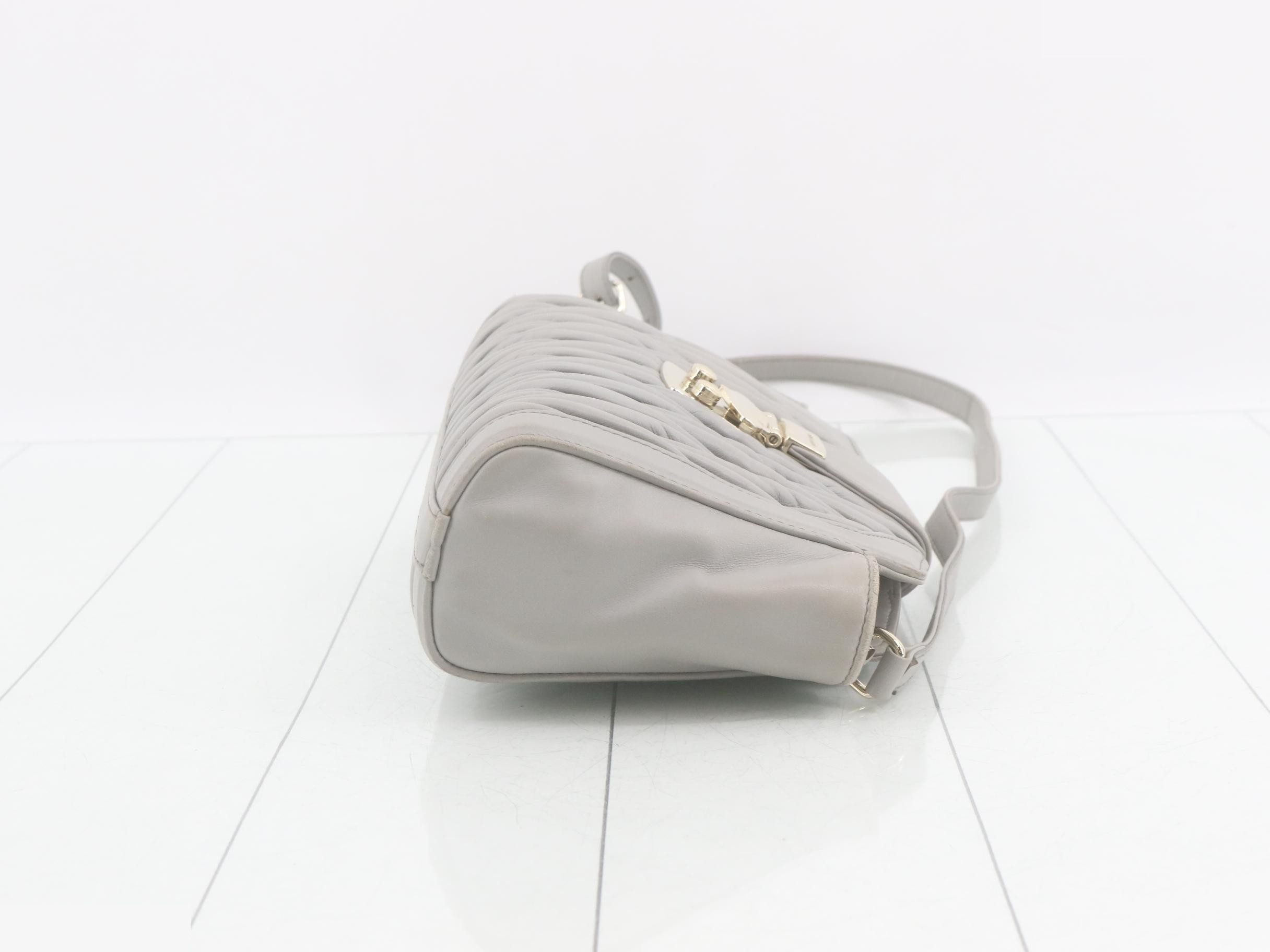 Matelassé (Bag) - Shoulder Bag - Gray — view 3