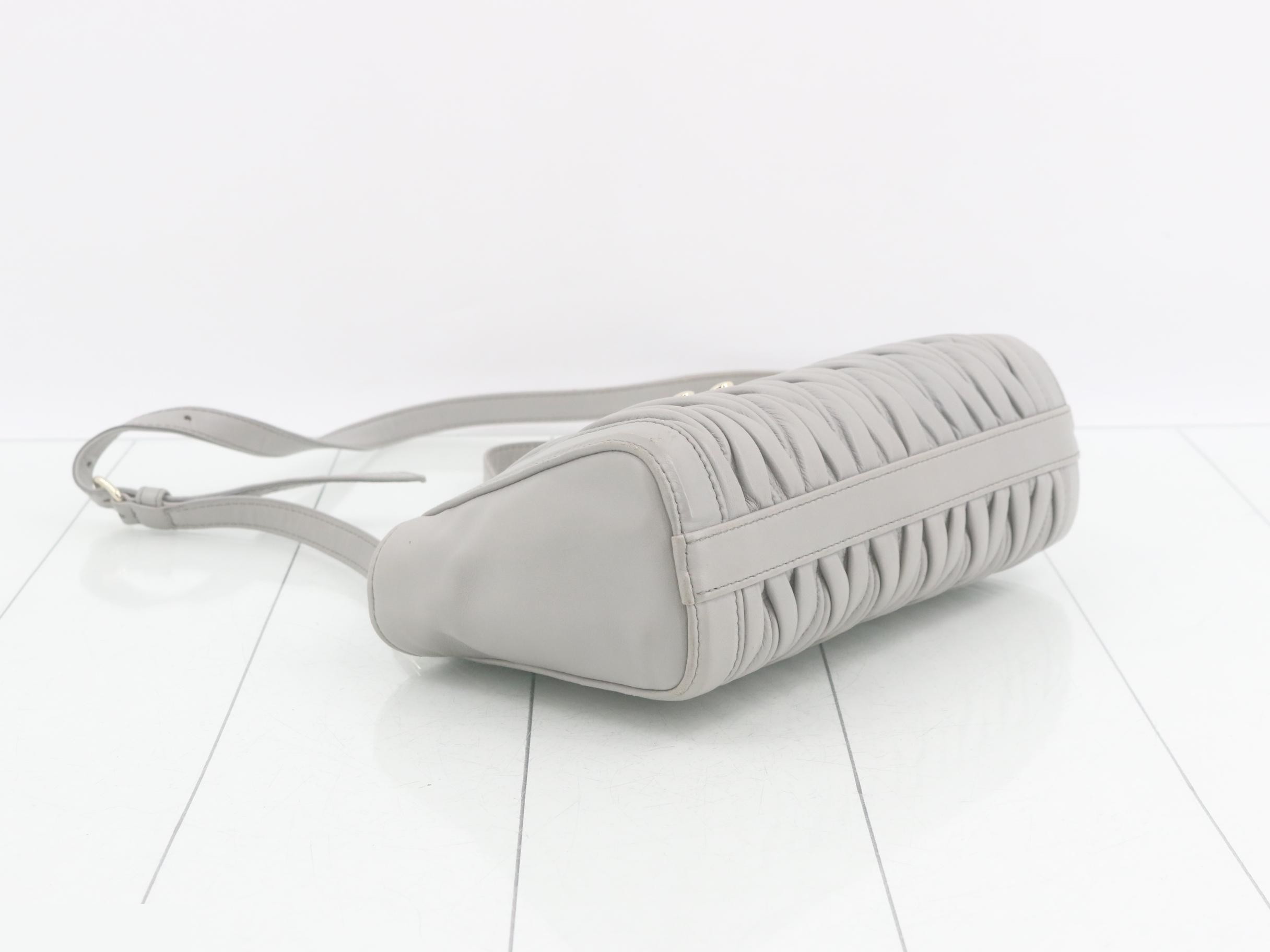 Matelassé (Bag) - Shoulder Bag - Gray — view 5