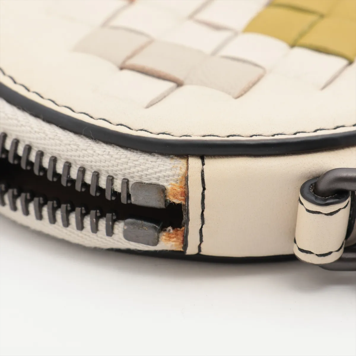 Intrecciato Bag Charm Leather x Metal White Scratching Fuzzing — view 5