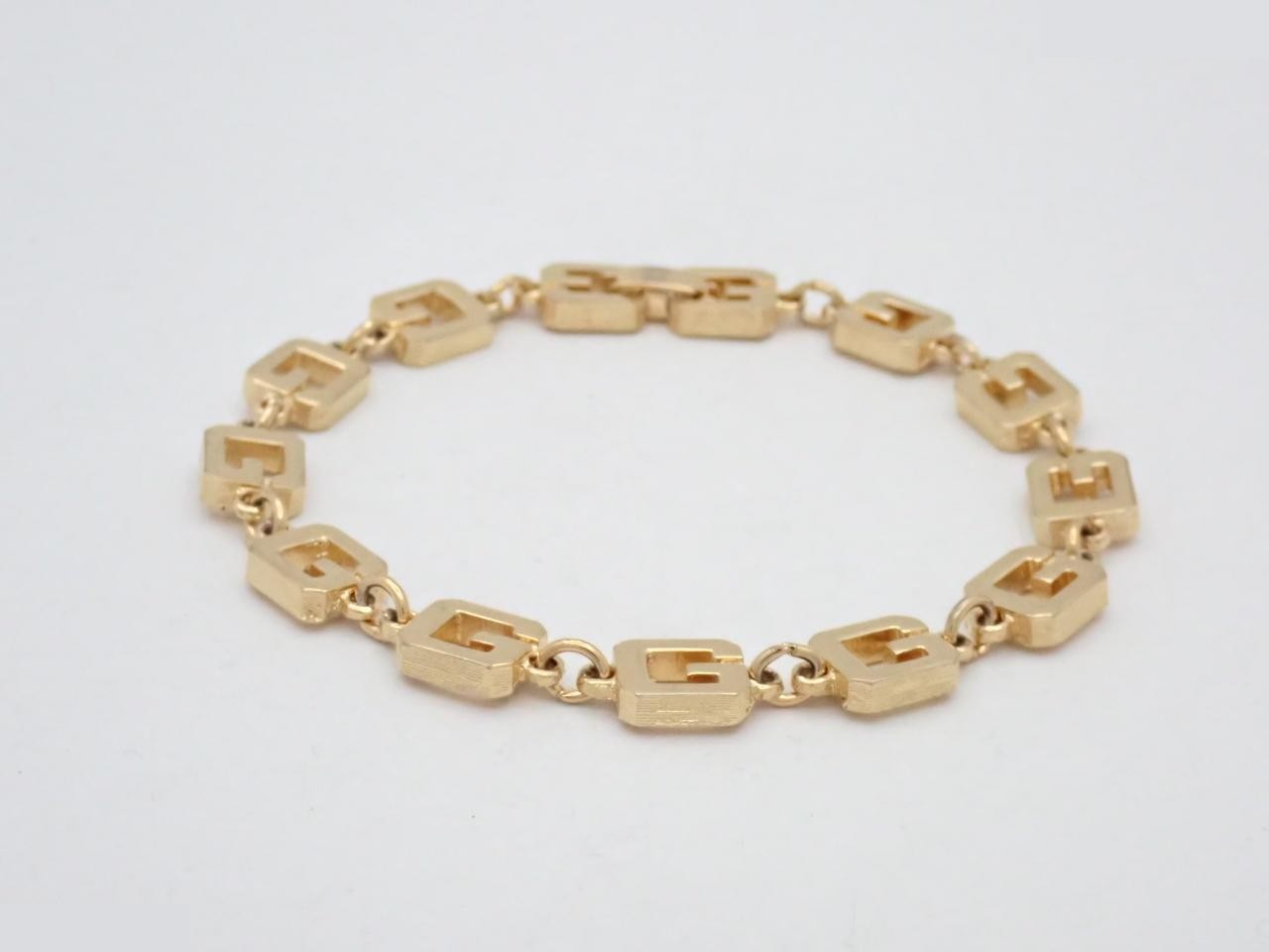 Other lines: Precious metal bracelets and bangles (metal), wrist circumference approximately 19 cm.
