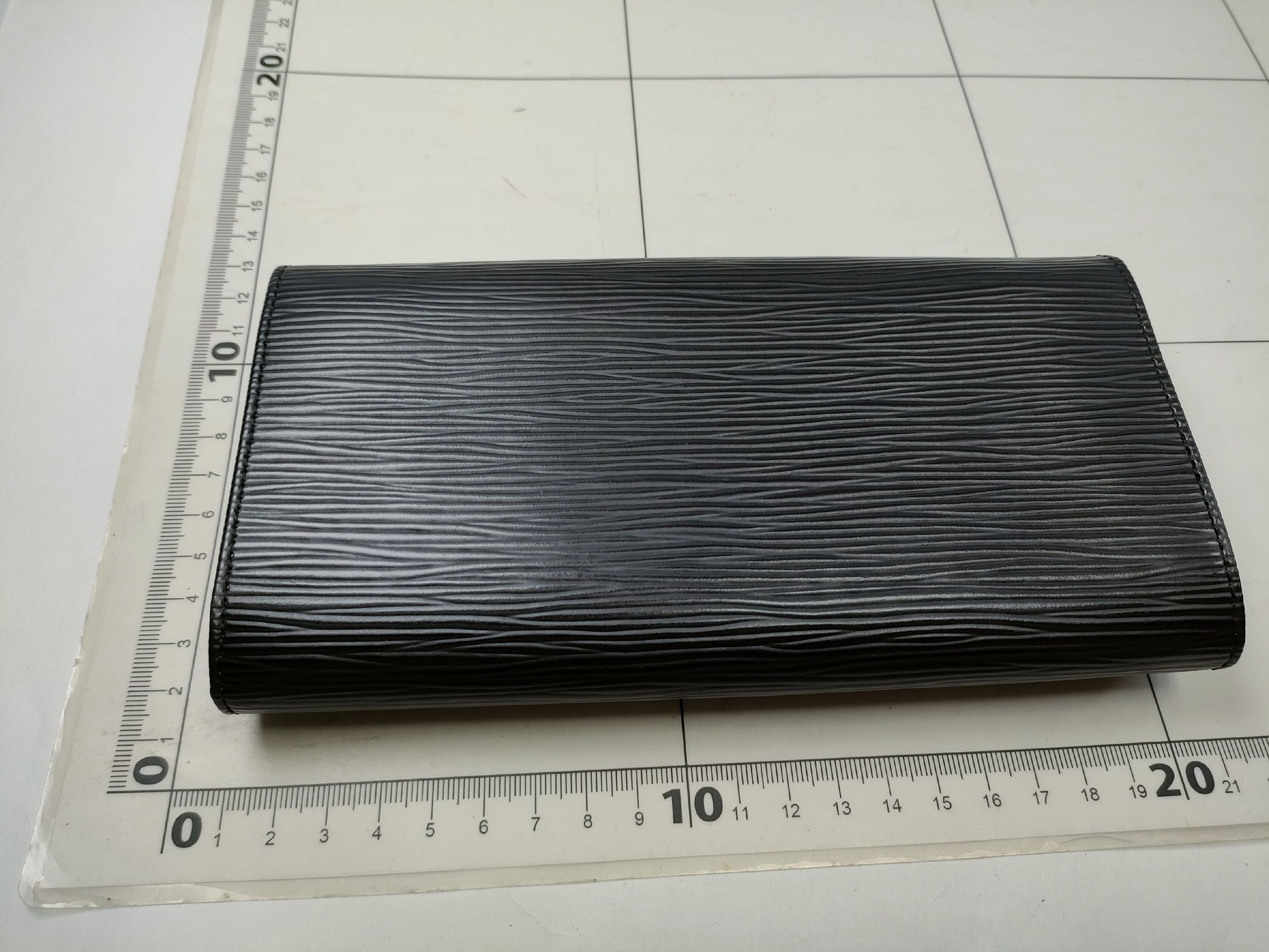 Epi Portefeuille Sarah Noir Wallet — view 2