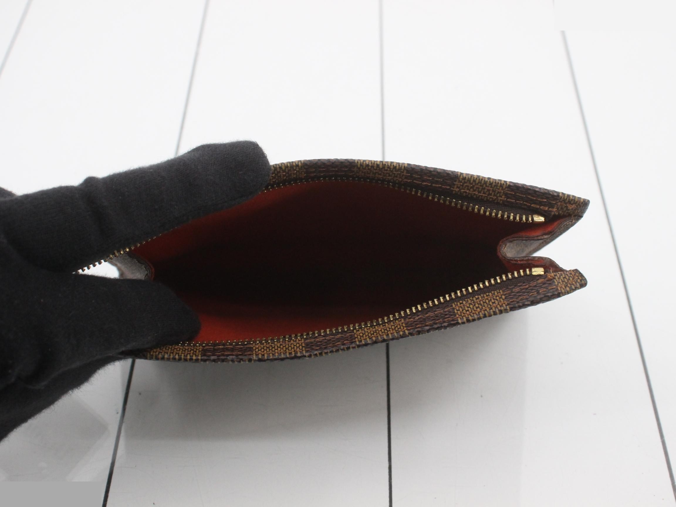 Included pouch — view 4