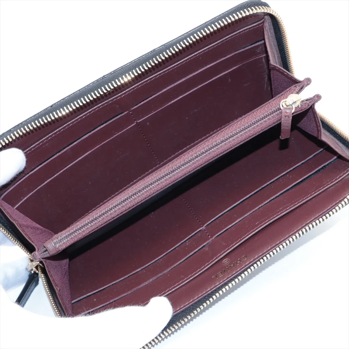 Matelasse caviar skin round zip wallet black gold hardware 25431626 — view 3