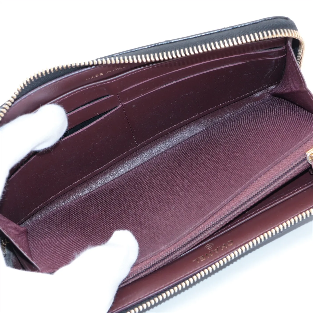 Matelasse caviar skin round zip wallet black gold hardware 25431626 — view 5