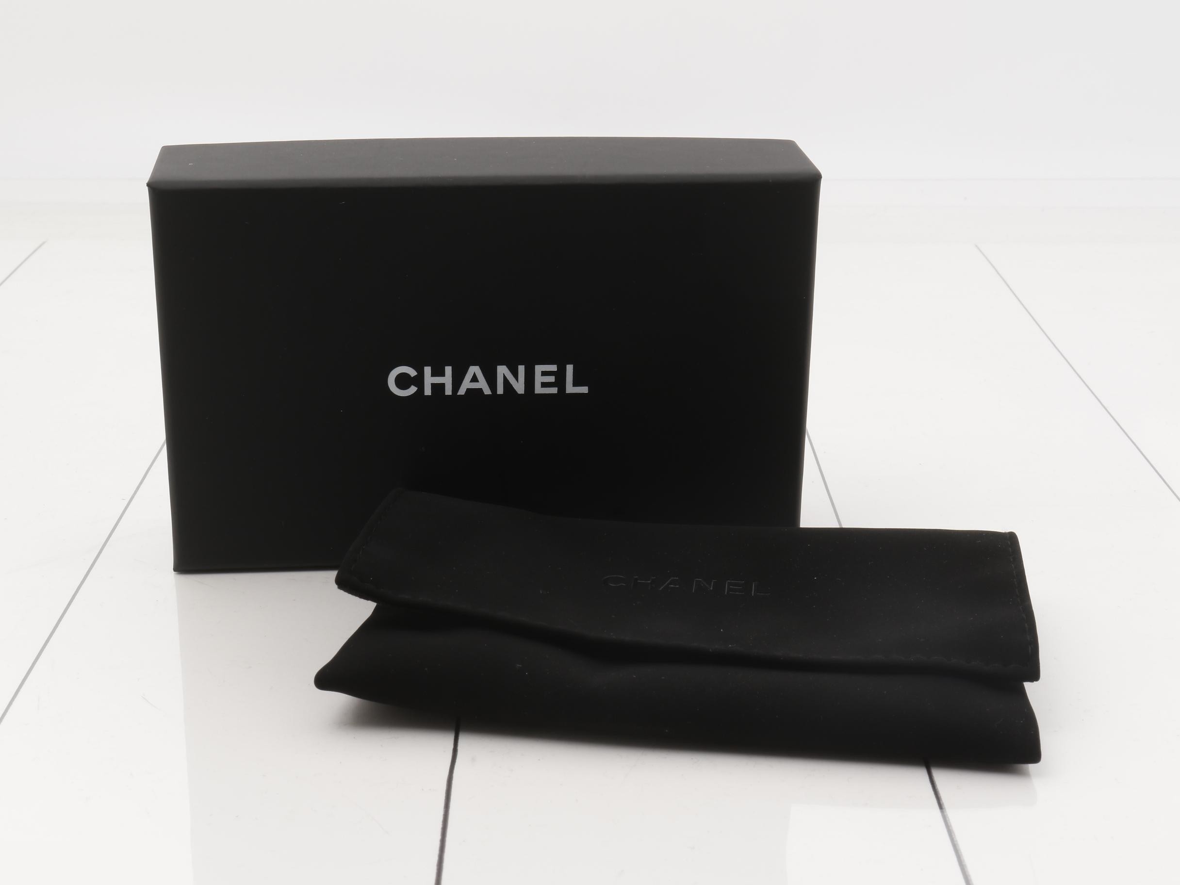 Matelassé (bags), notebook covers, card cases, etc. — view 5