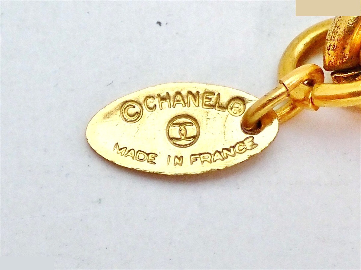 Engraved Matelassé bag with Coco Mark, chain approximately 79cm long. — view 6