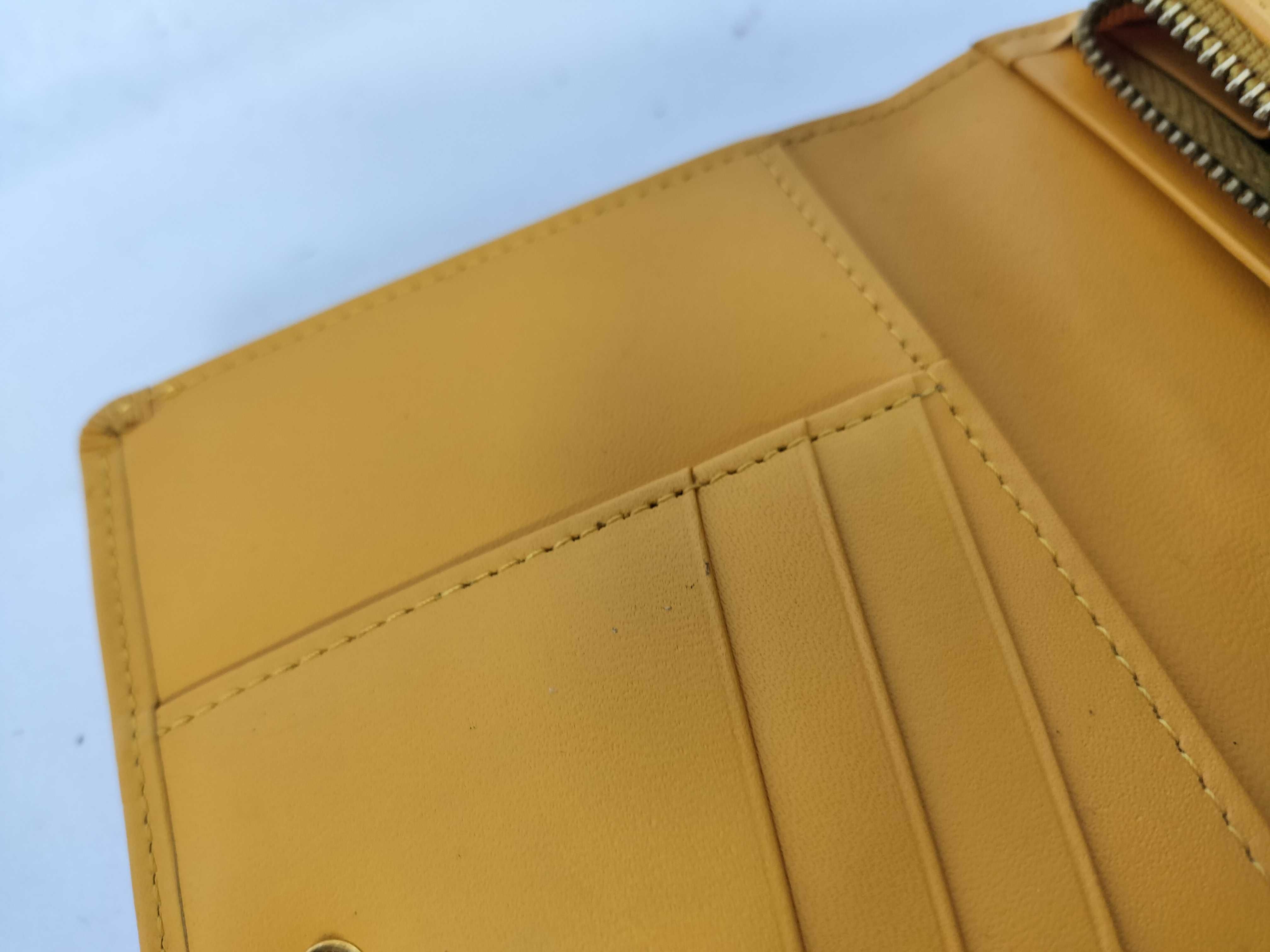 Vintage Bi-fold Leather Wallet with Logo, Yellow — view 11