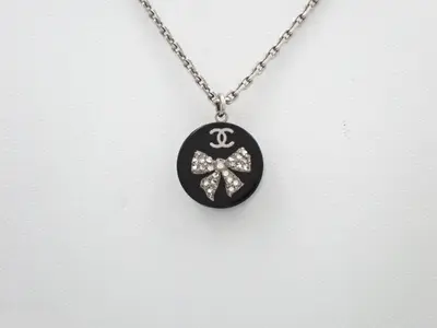 Necklace, chain approximately 64 cm