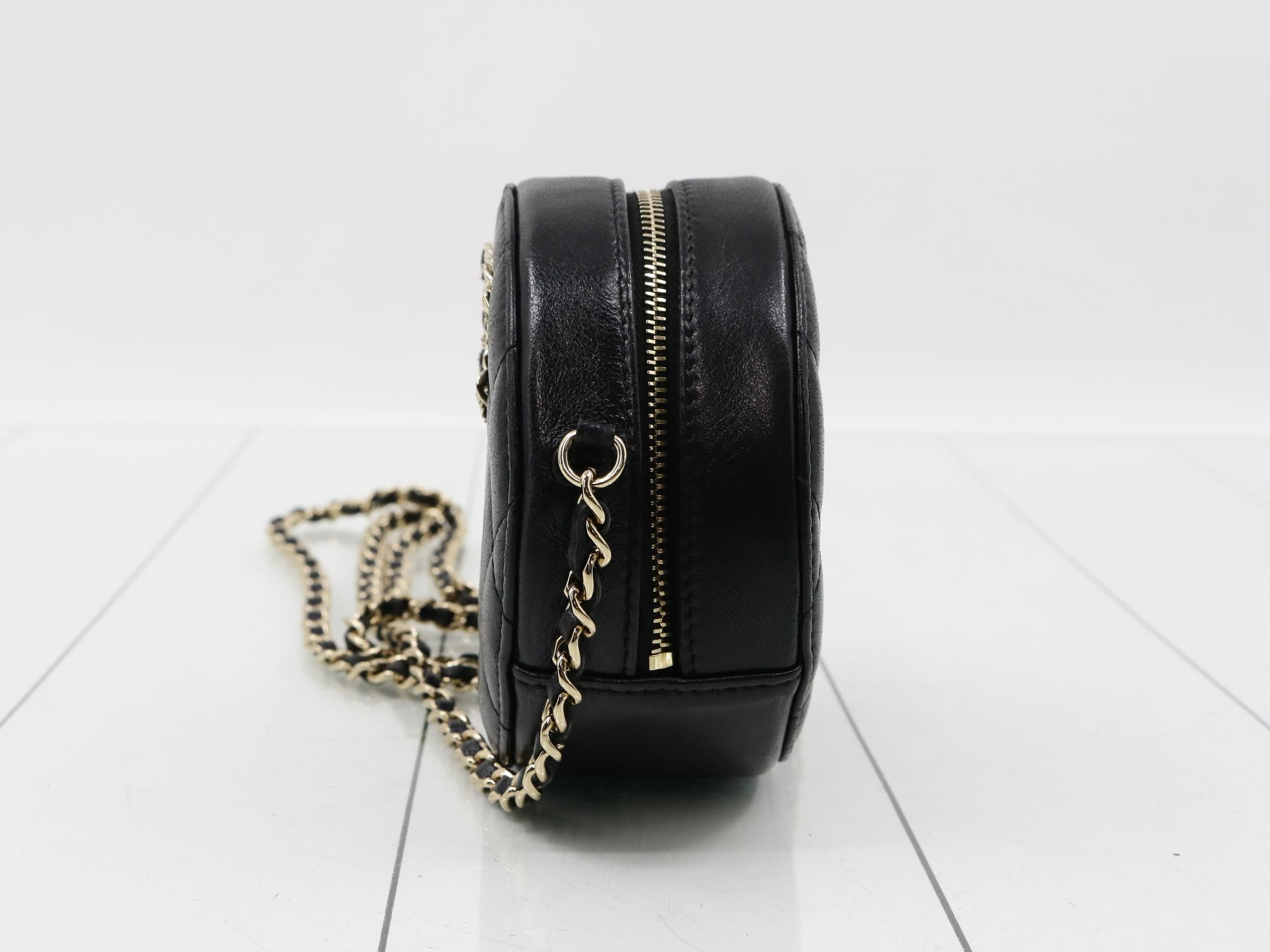 19 Round Chain Shoulder Bag, with original sticker, serial number in the 30s. — view 3