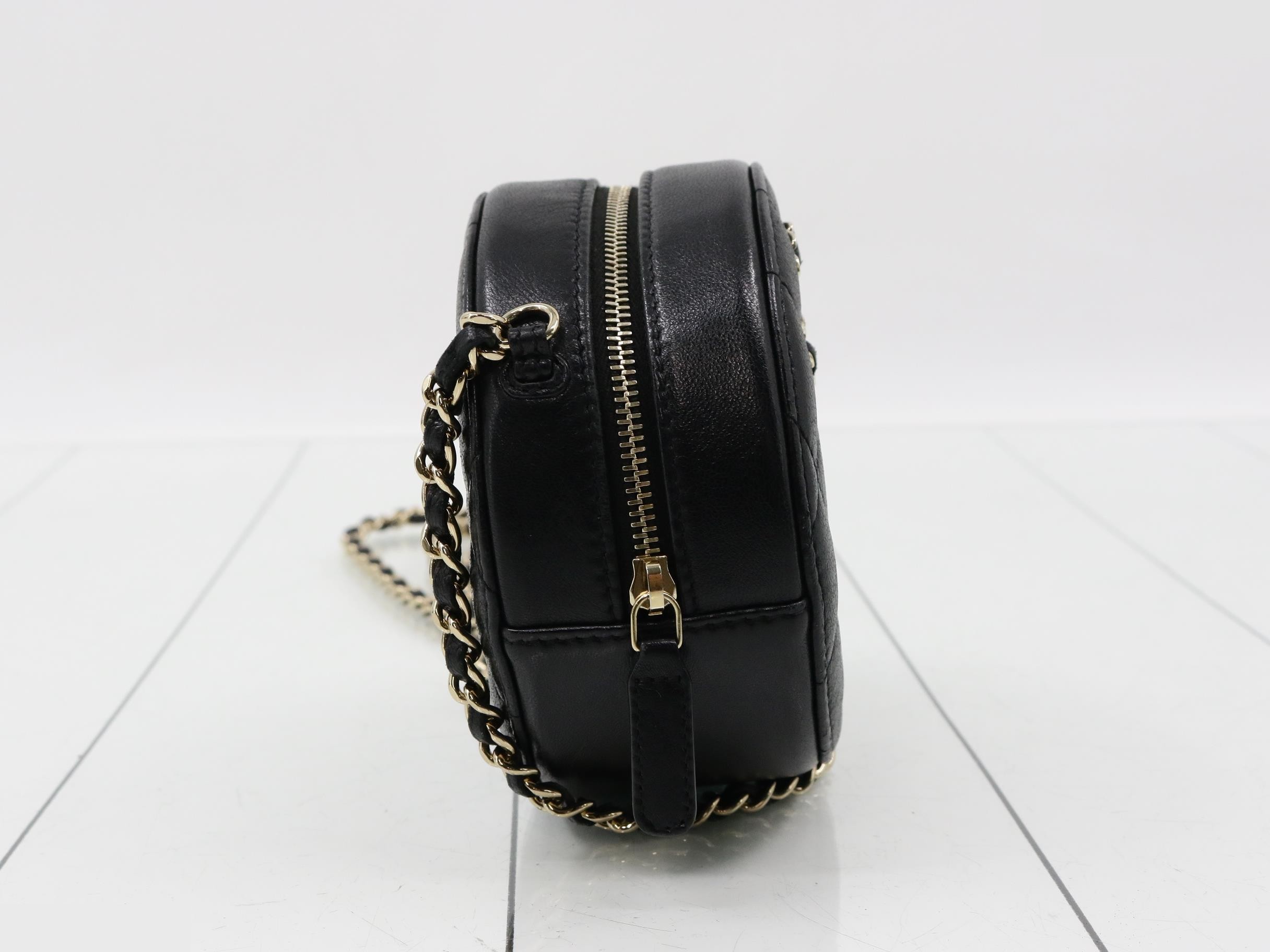 19 Round Chain Shoulder Bag, with original sticker, serial number in the 30s. — view 4