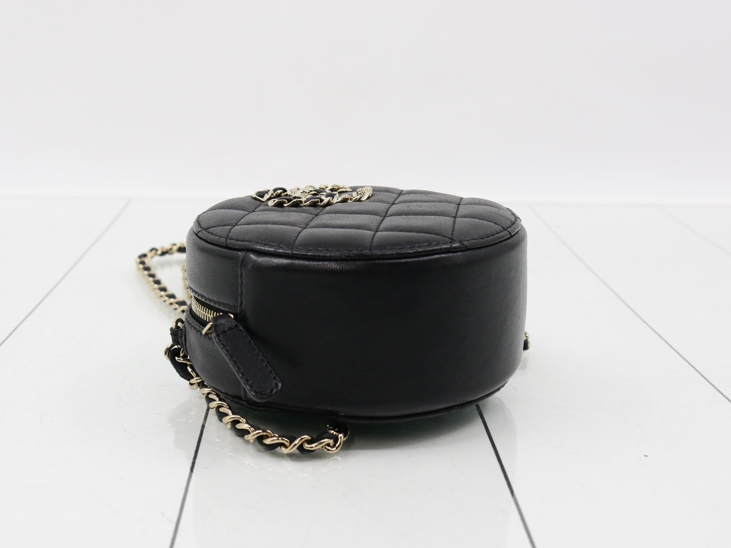 19 Round Chain Shoulder Bag, with original sticker, serial number in the 30s. — view 5