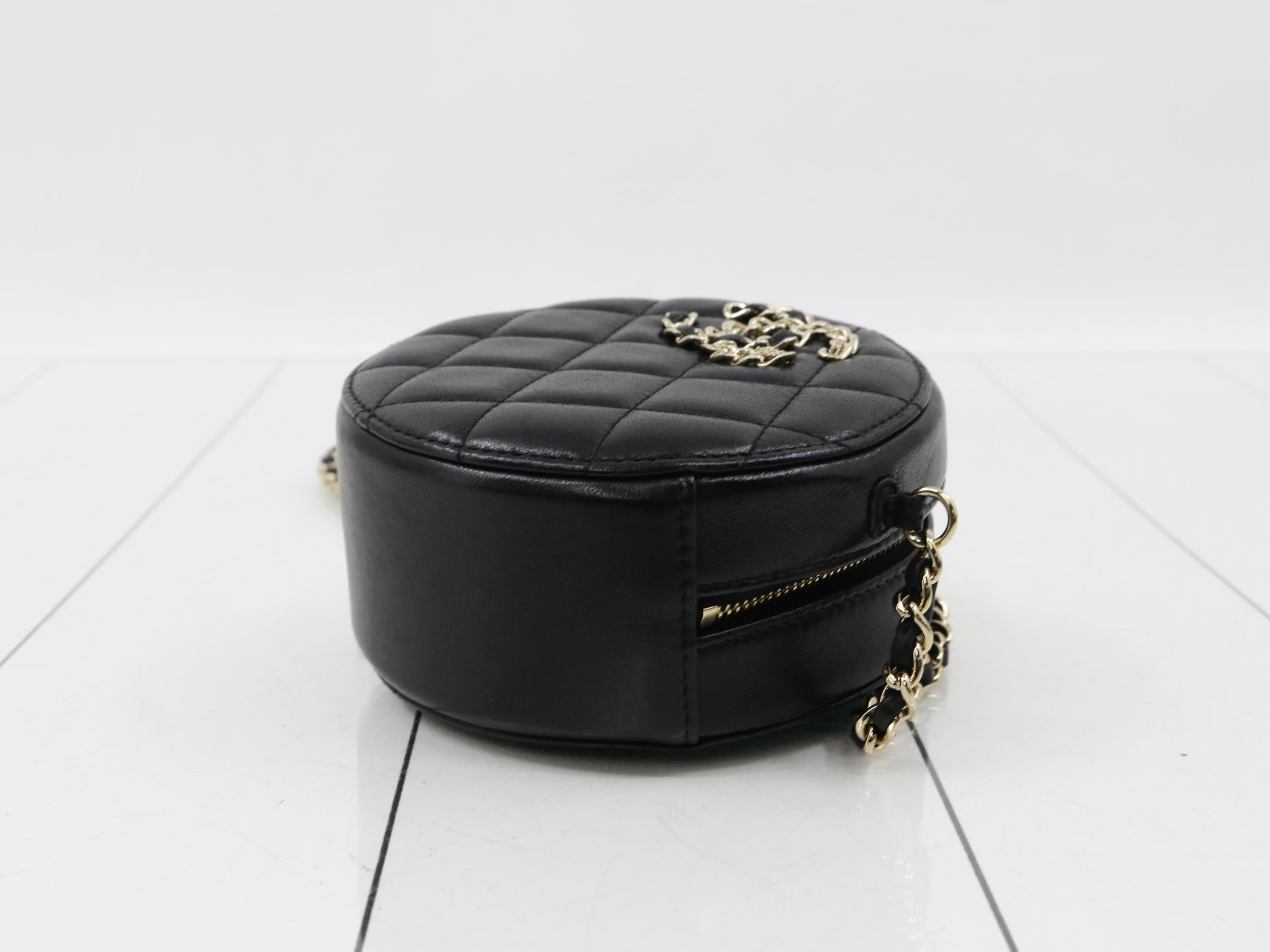 19 Round Chain Shoulder Bag, with original sticker, serial number in the 30s. — view 6