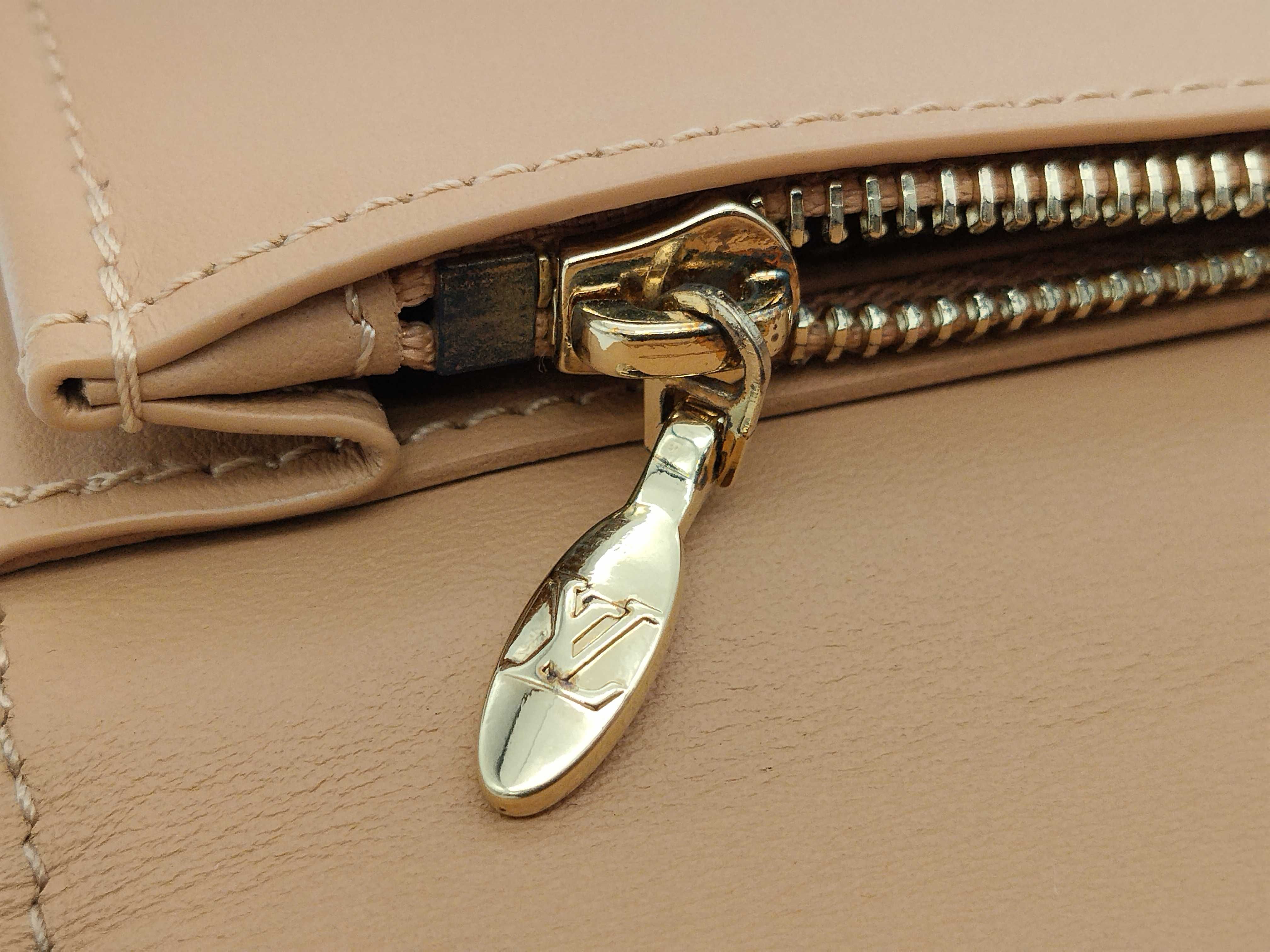 Taurillon LV Vertical Wallet M81330 Wallet — view 8