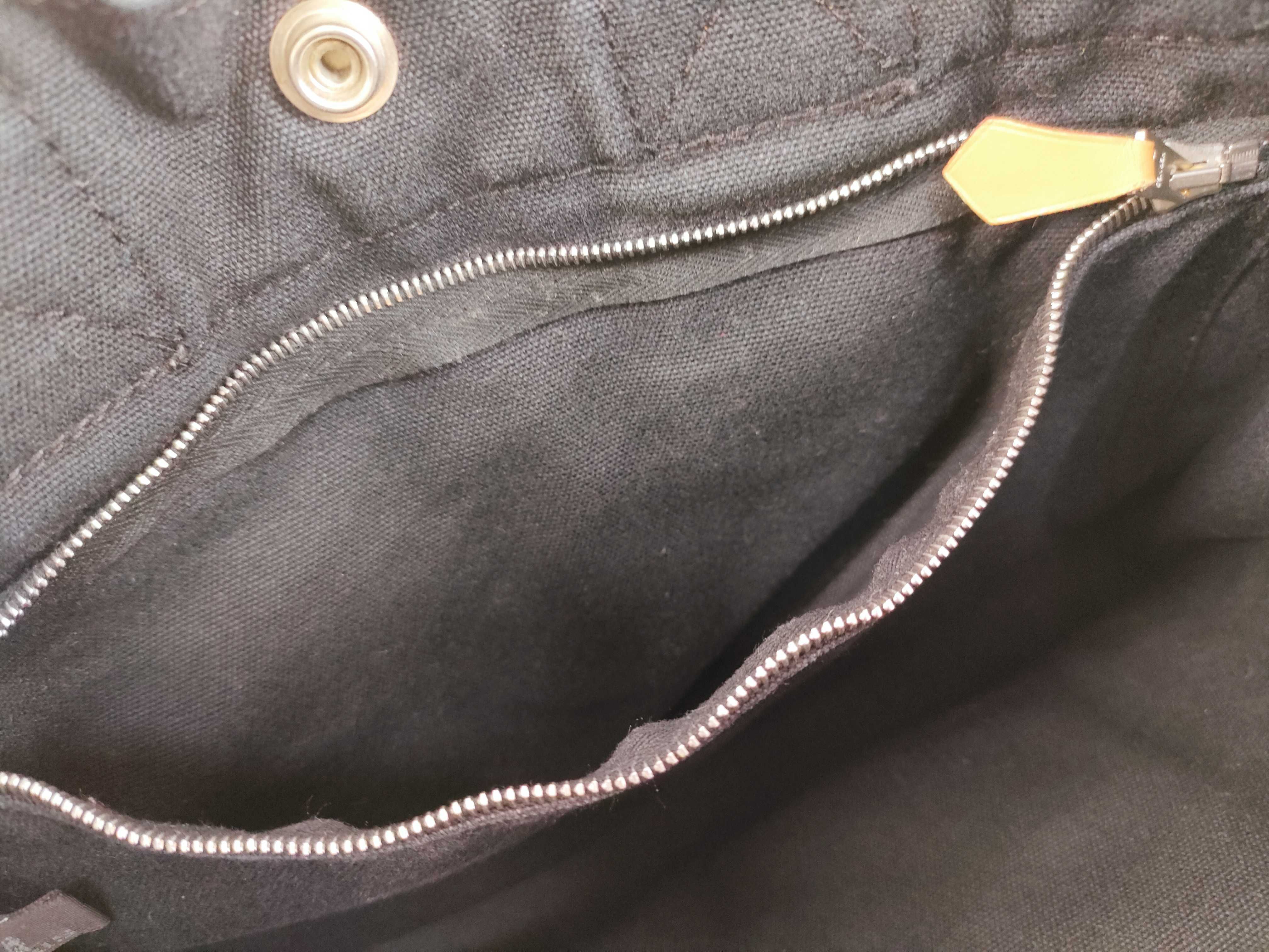 Fourre-Tout PM Black Handbag — view 11