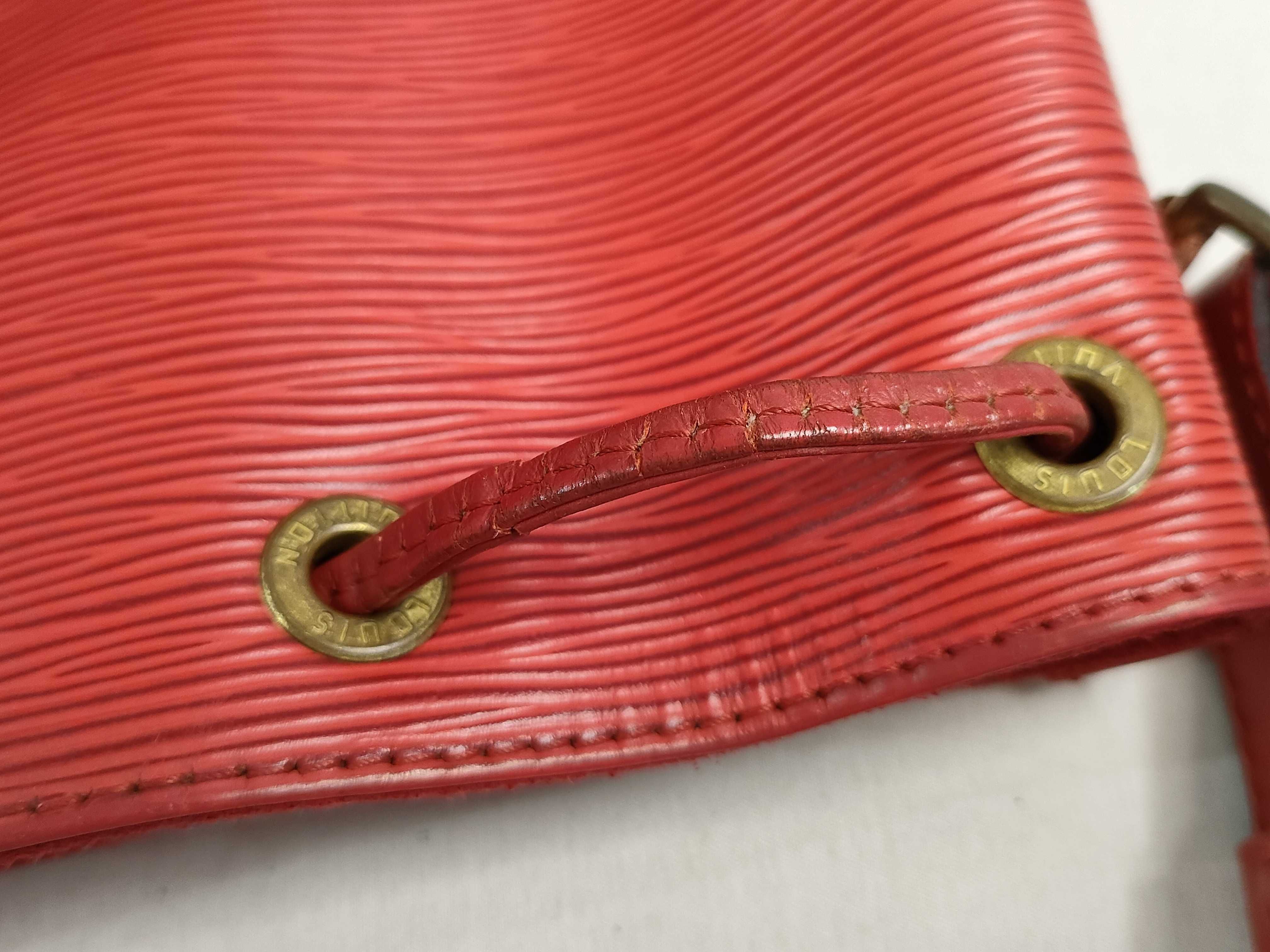 Epi LV Bag Epi Noe Shoulder Bag — view 13