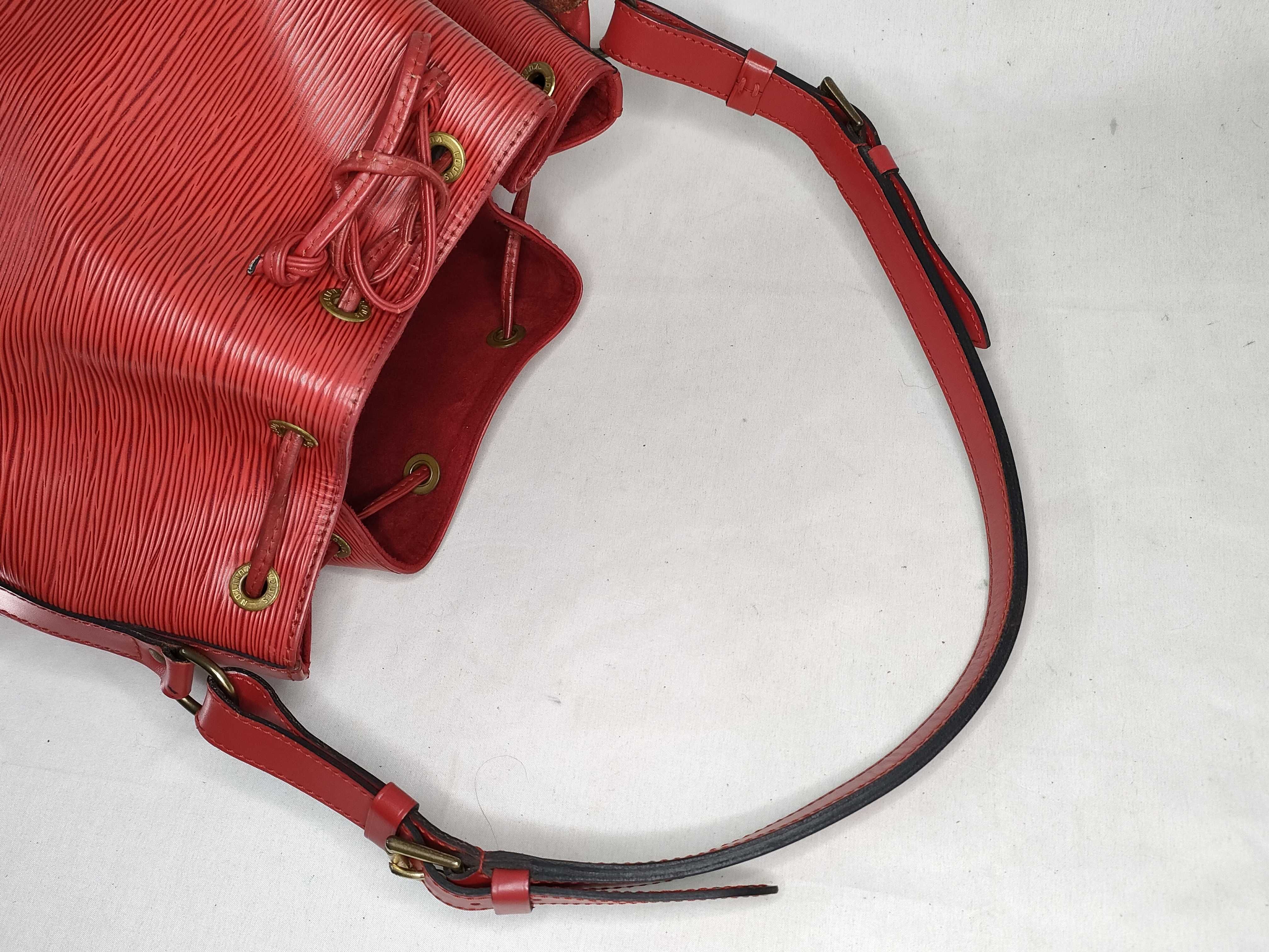 Epi LV Bag Epi Noe Shoulder Bag — view 3