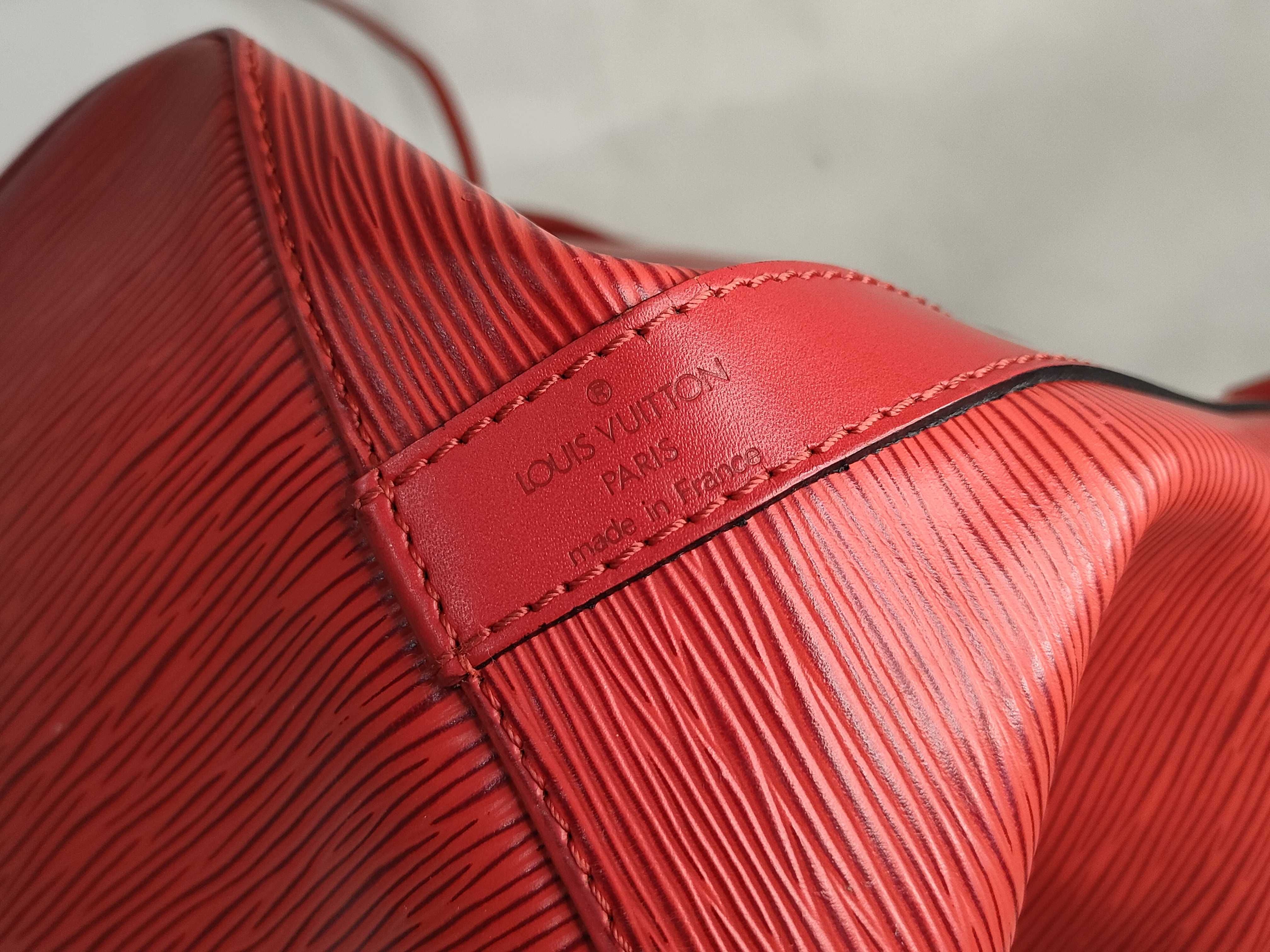 Epi LV Bag Epi Noe Shoulder Bag — view 10