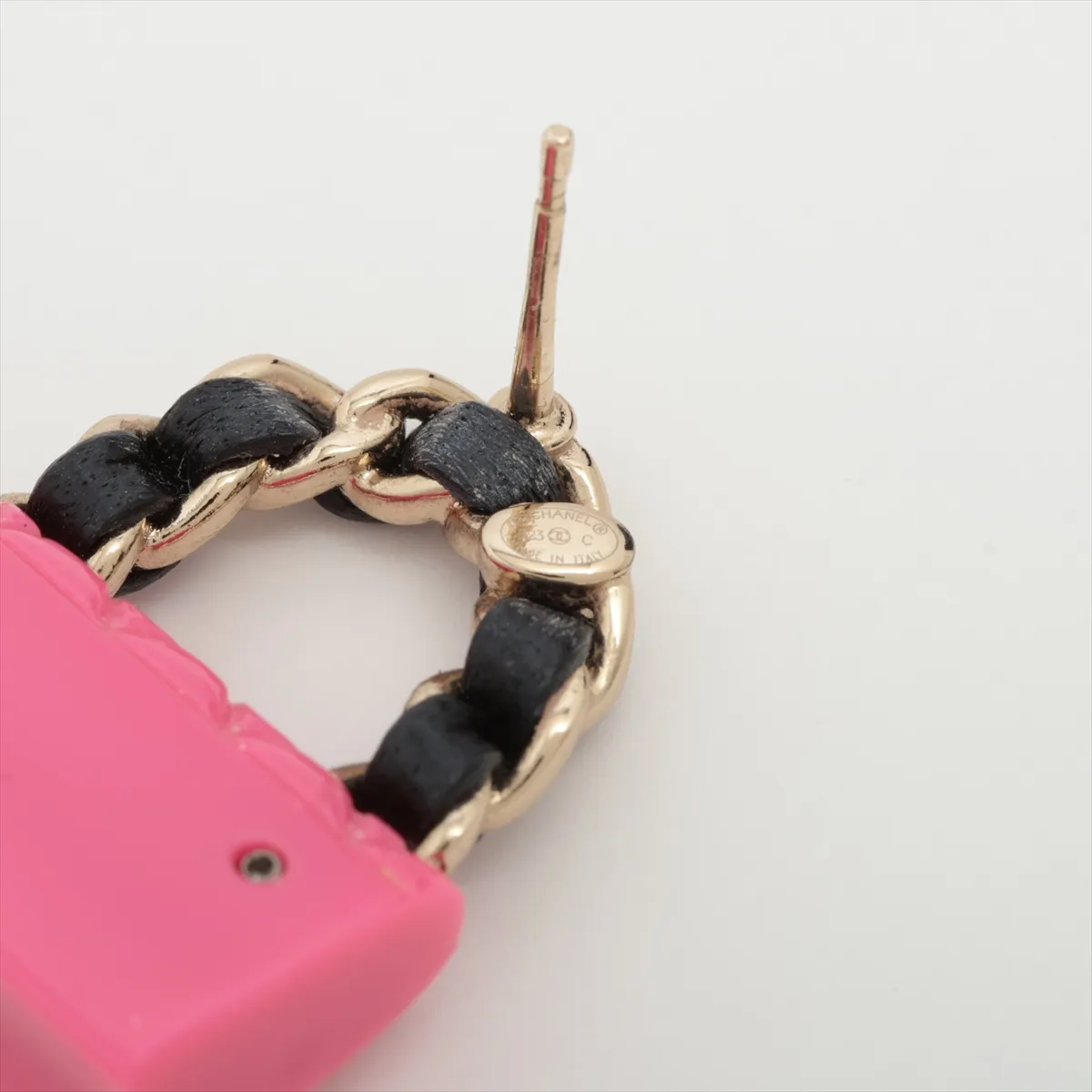 Cocomark Matelasse B23C Earrings (for both ears) Resin x GP x Leather Pink — view 5