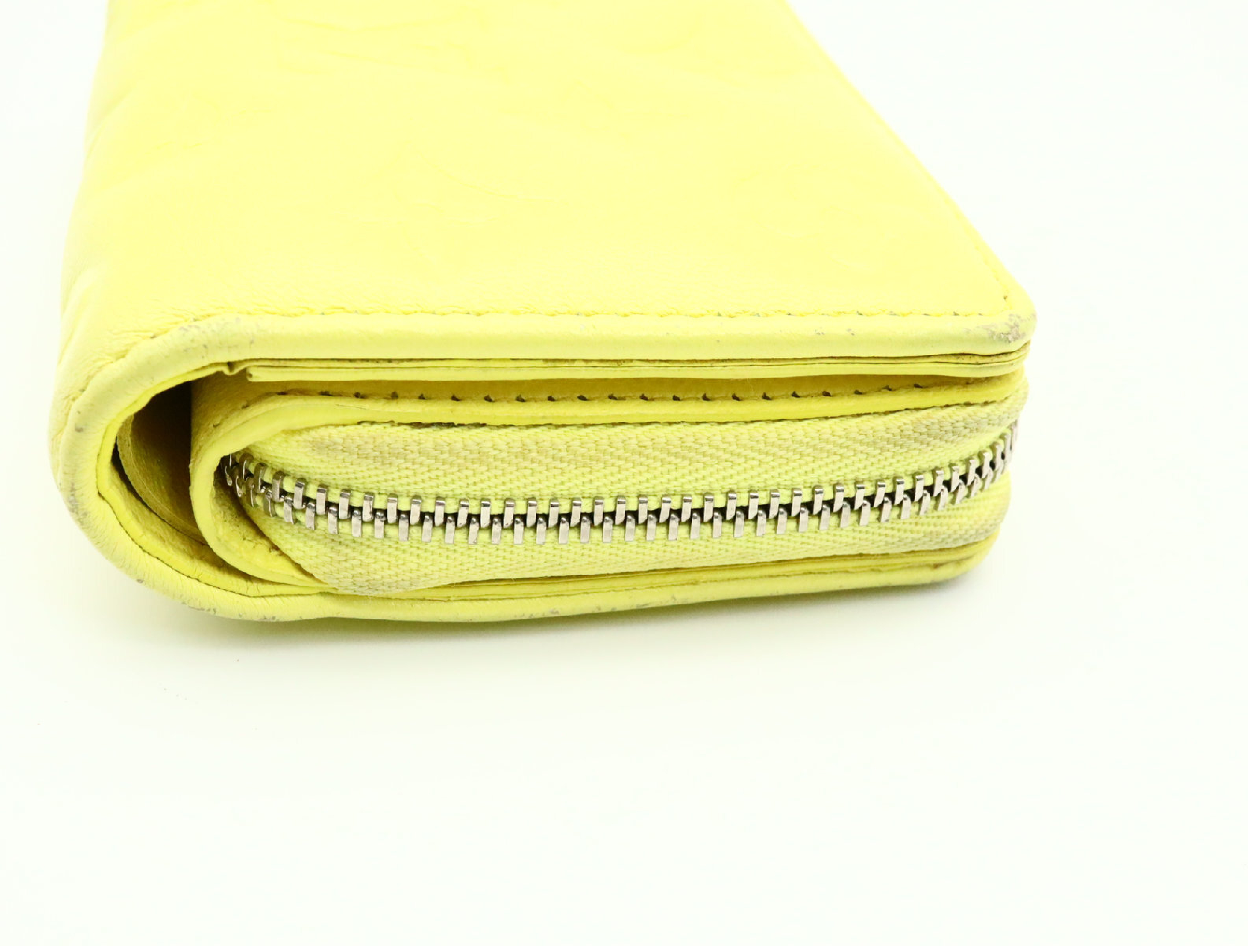 Monogram Embossed Portefeuille Lou M82331 RFID Wallet — view 4