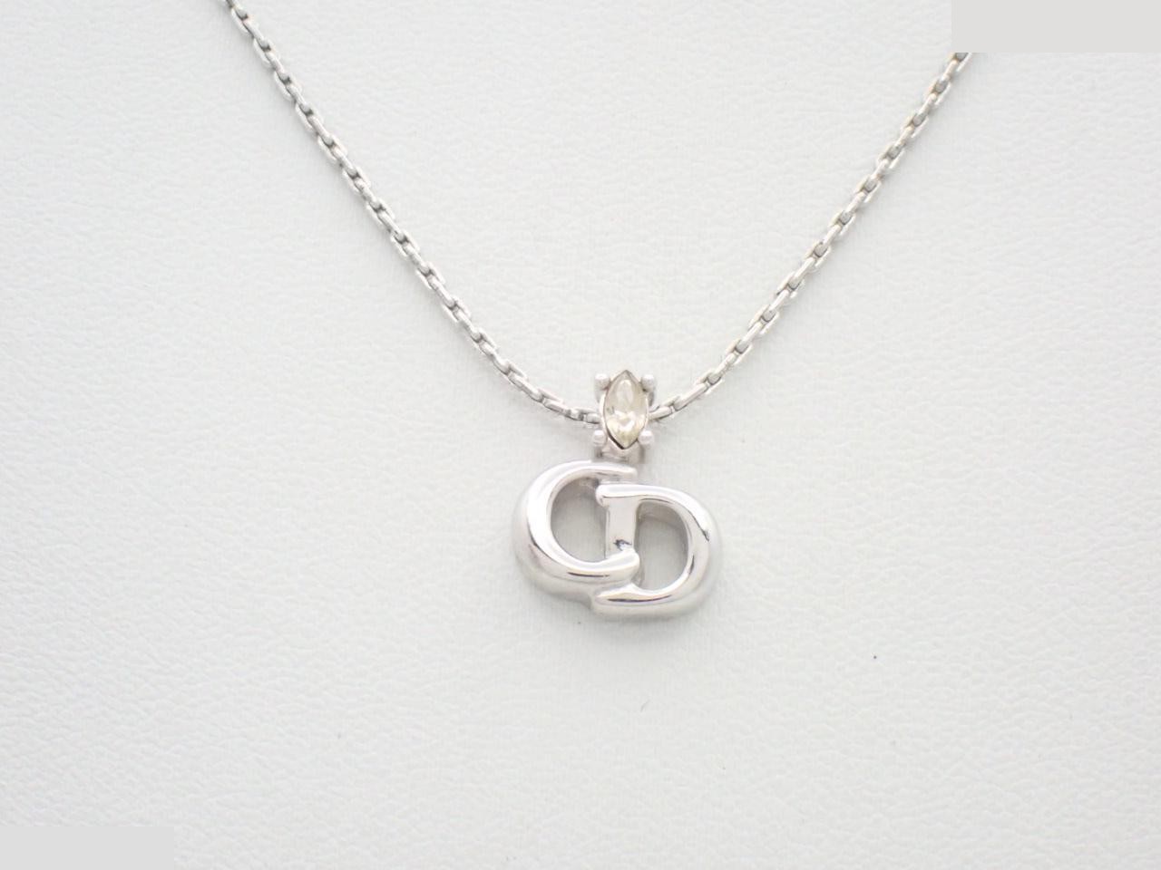 necklace, chain approximately 44cm