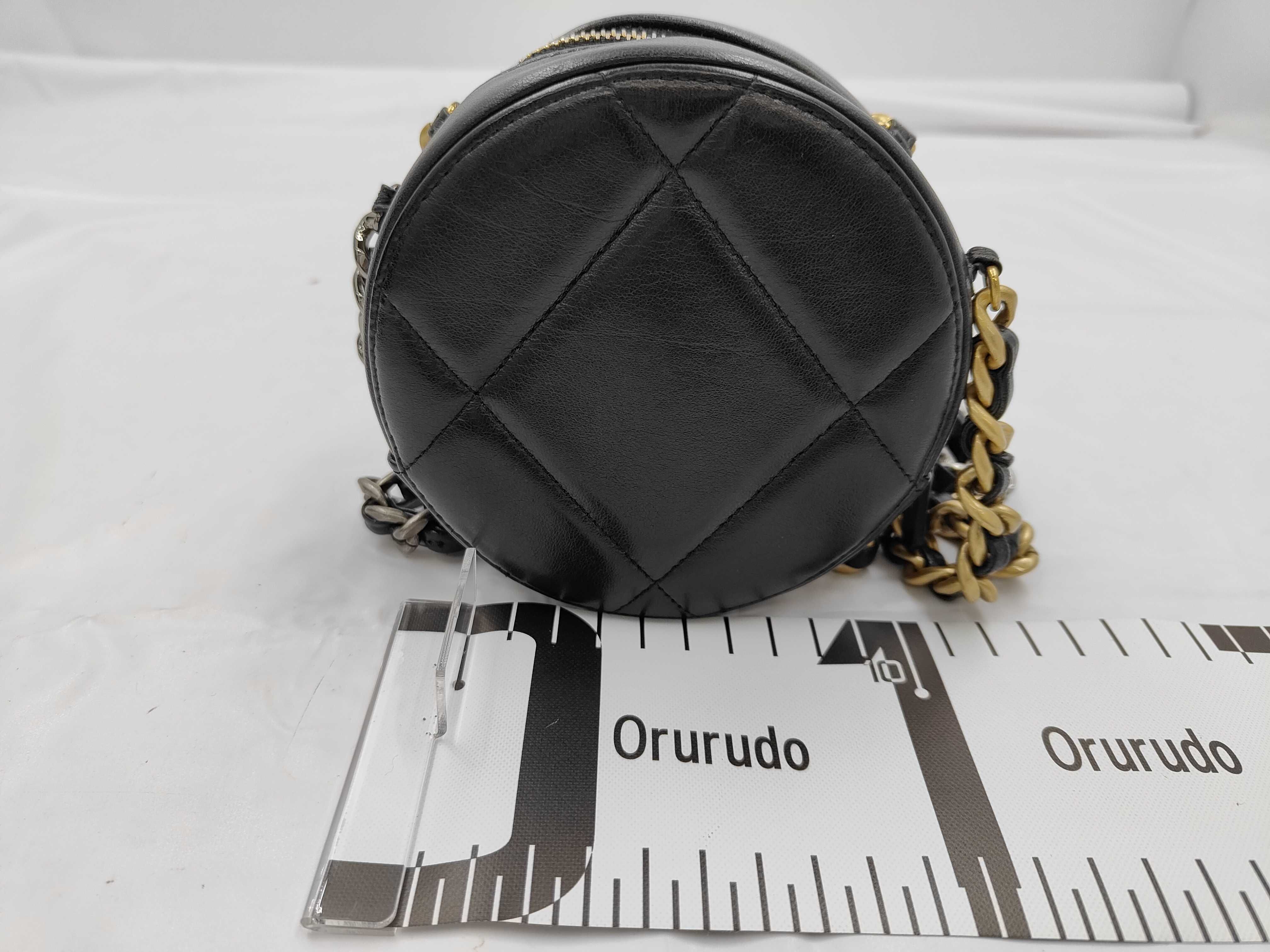 19 Matelassé Shoulder Bag — view 2