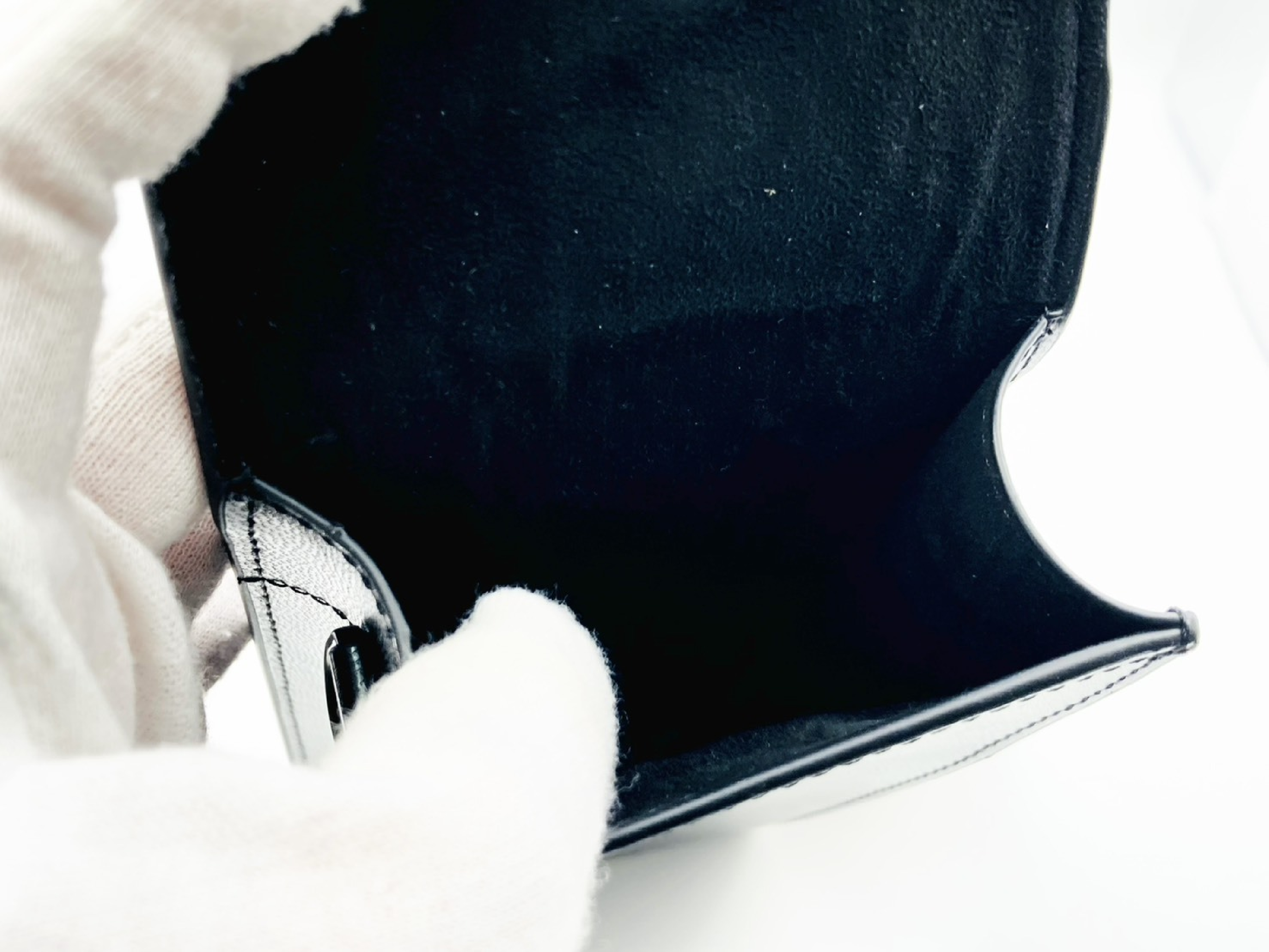 V-logo shoulder pouch/pochette, black shoulder bag — view 7