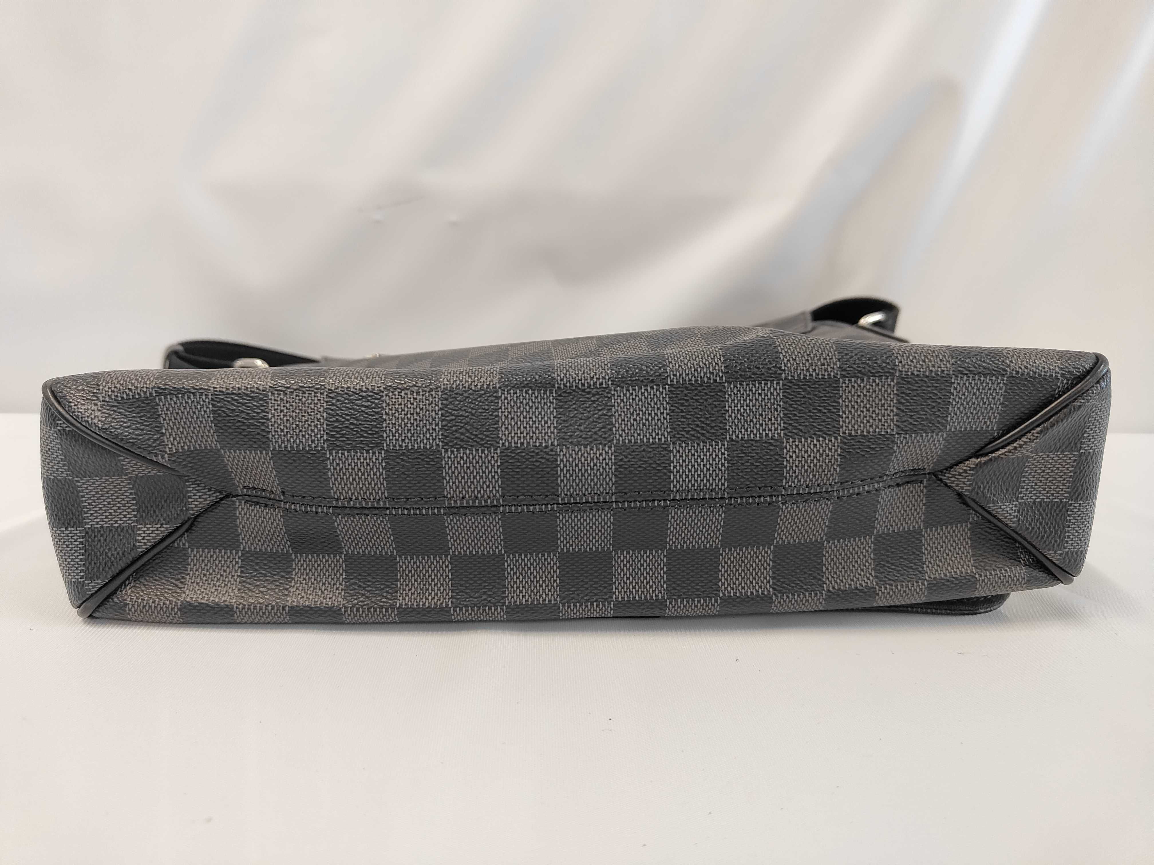 District GM N41271 Shoulder Bag — view 3