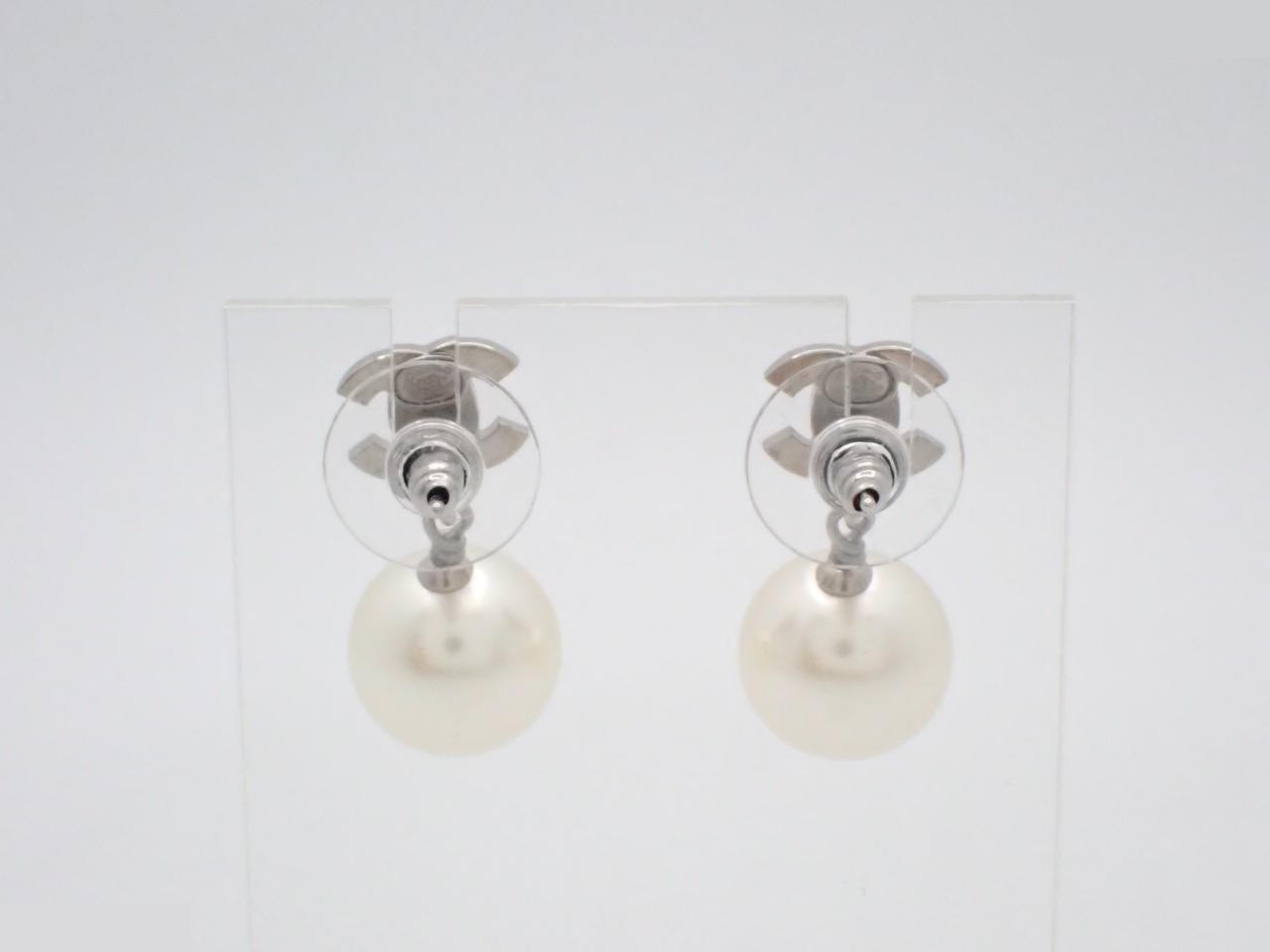 Vintage Classic (Precious Metal) Earrings — view 2