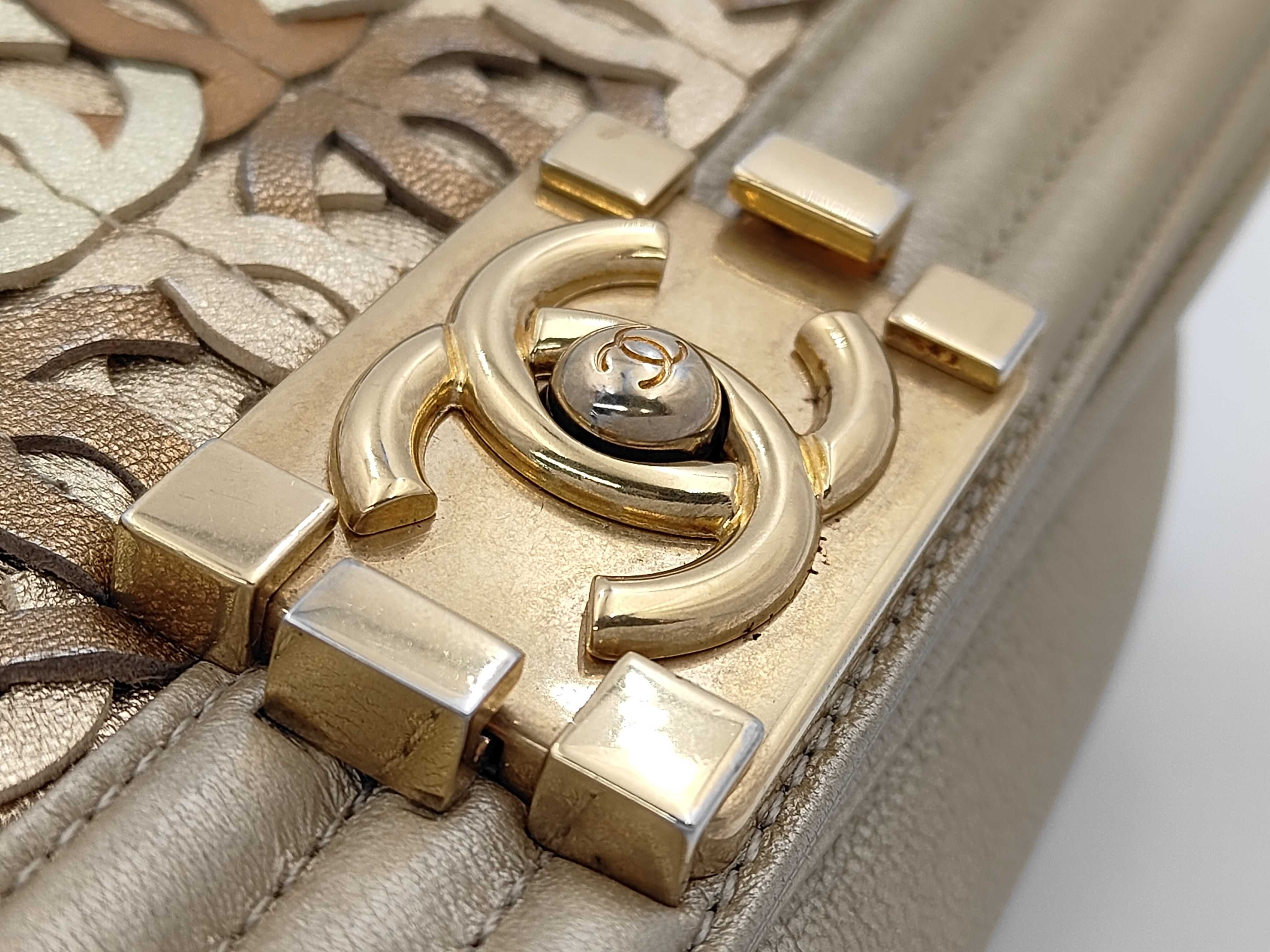 Boy Chanel 20 Dubai Limited Edition Chain Shoulder Bag (with seal, serial number in the 24 range) — view 14