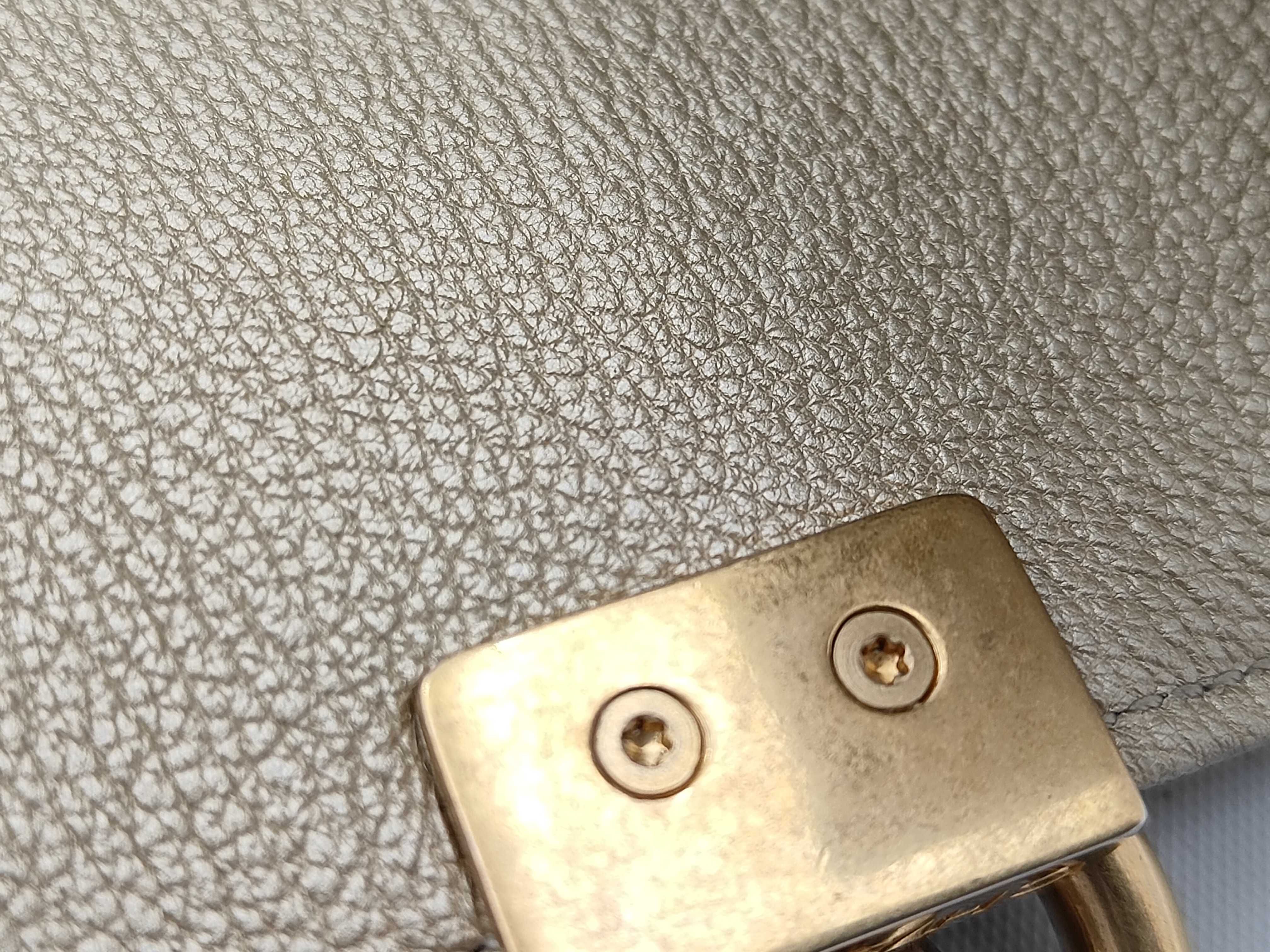 Boy Chanel 20 Dubai Limited Edition Chain Shoulder Bag (with seal, serial number in the 24 range) — view 7