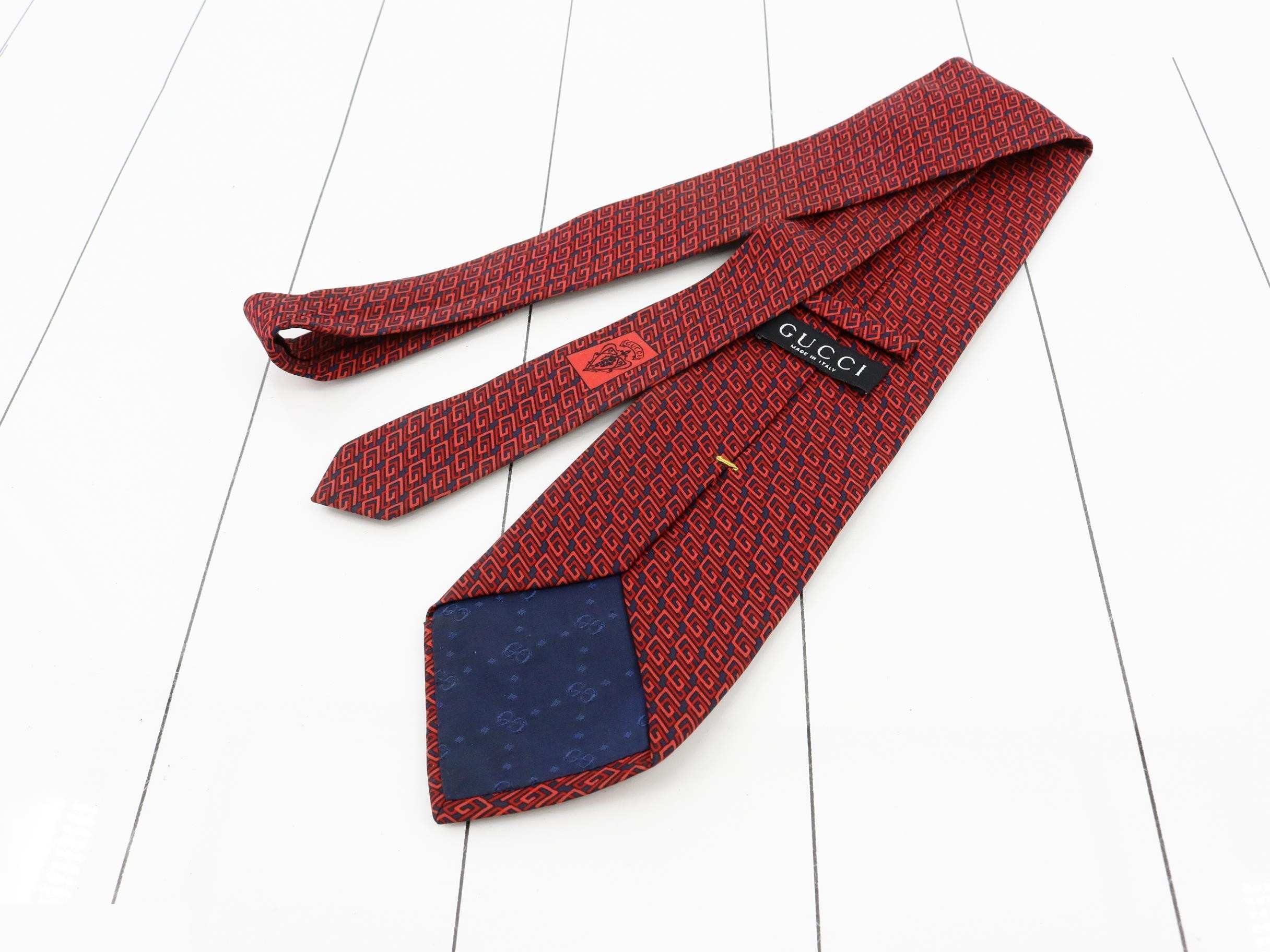 tie — view 2