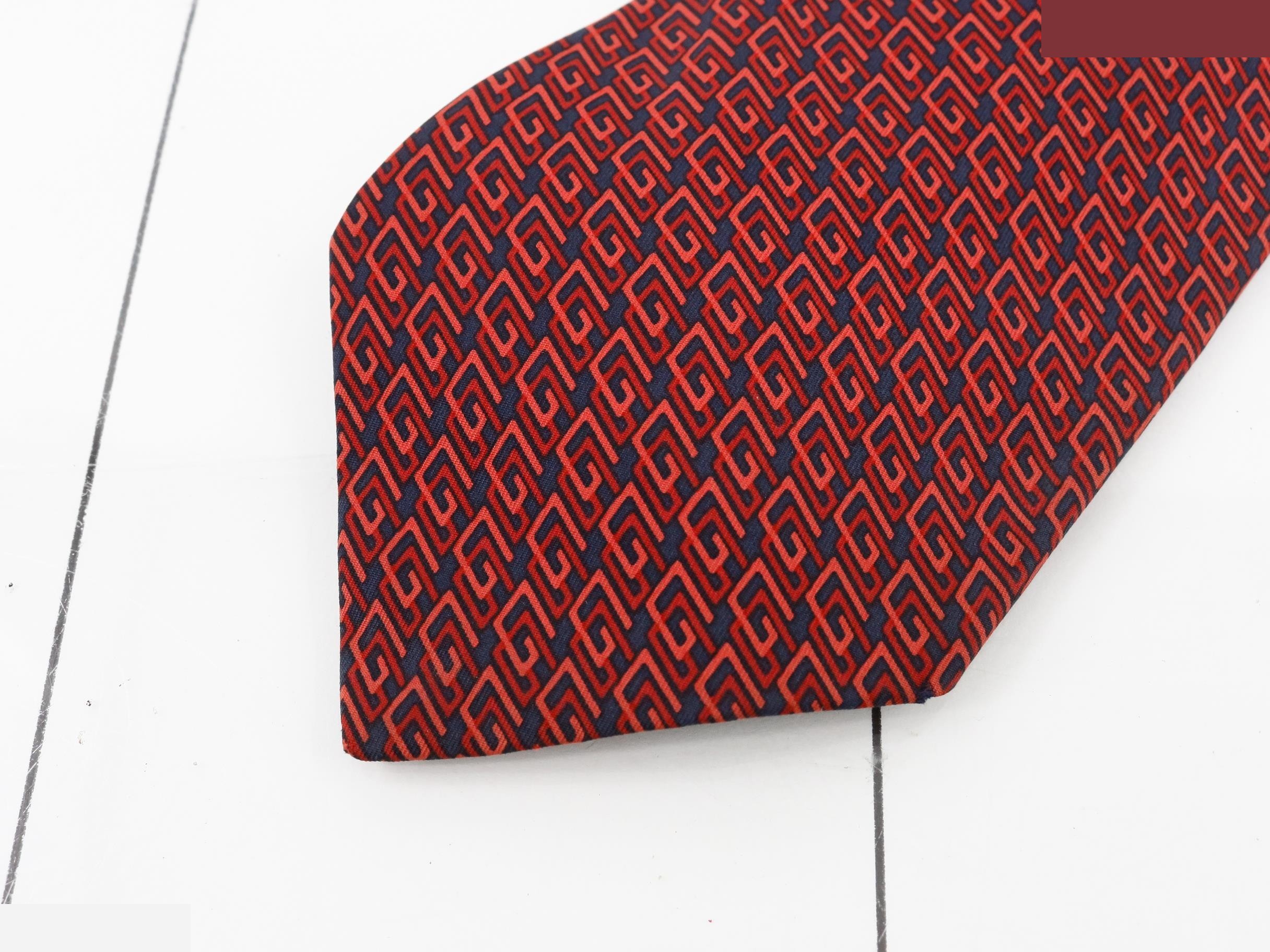 tie — view 3