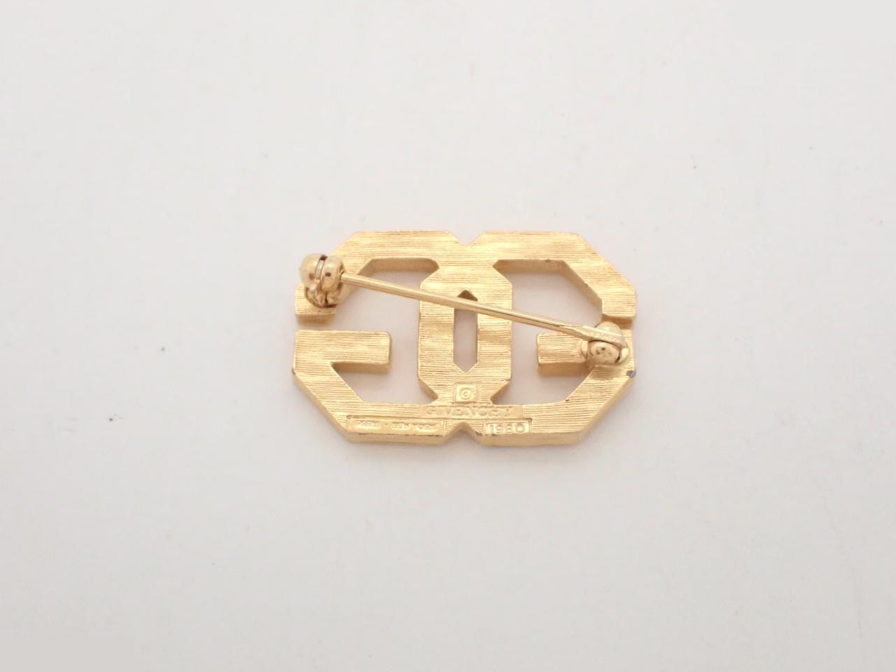 brooch — view 2