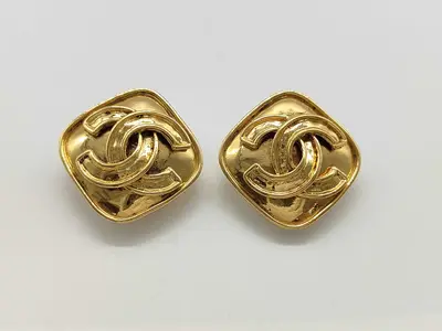 earrings with box, square plate design.
