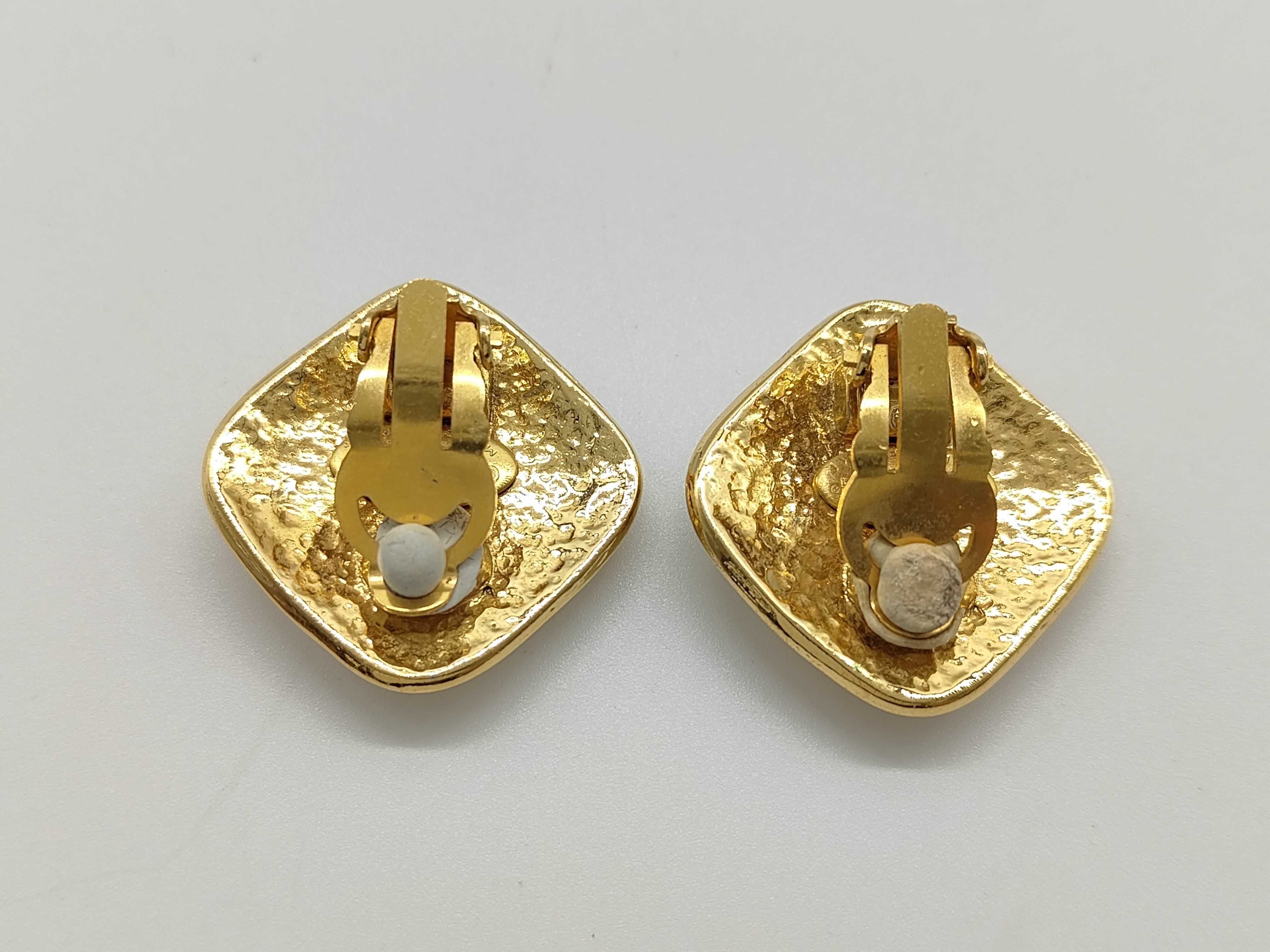 earrings with box, square plate design. — view 2