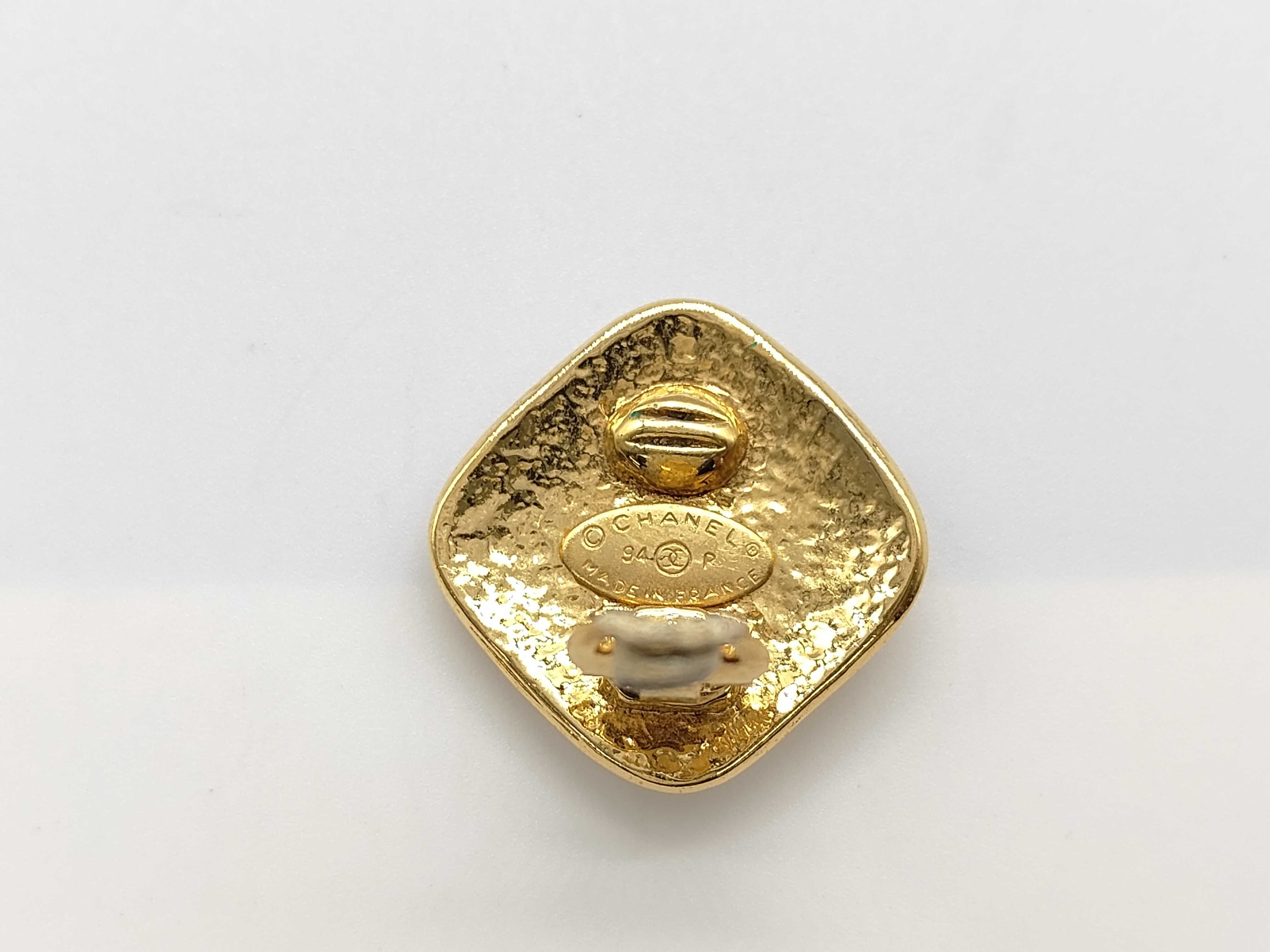 earrings with box, square plate design. — view 5