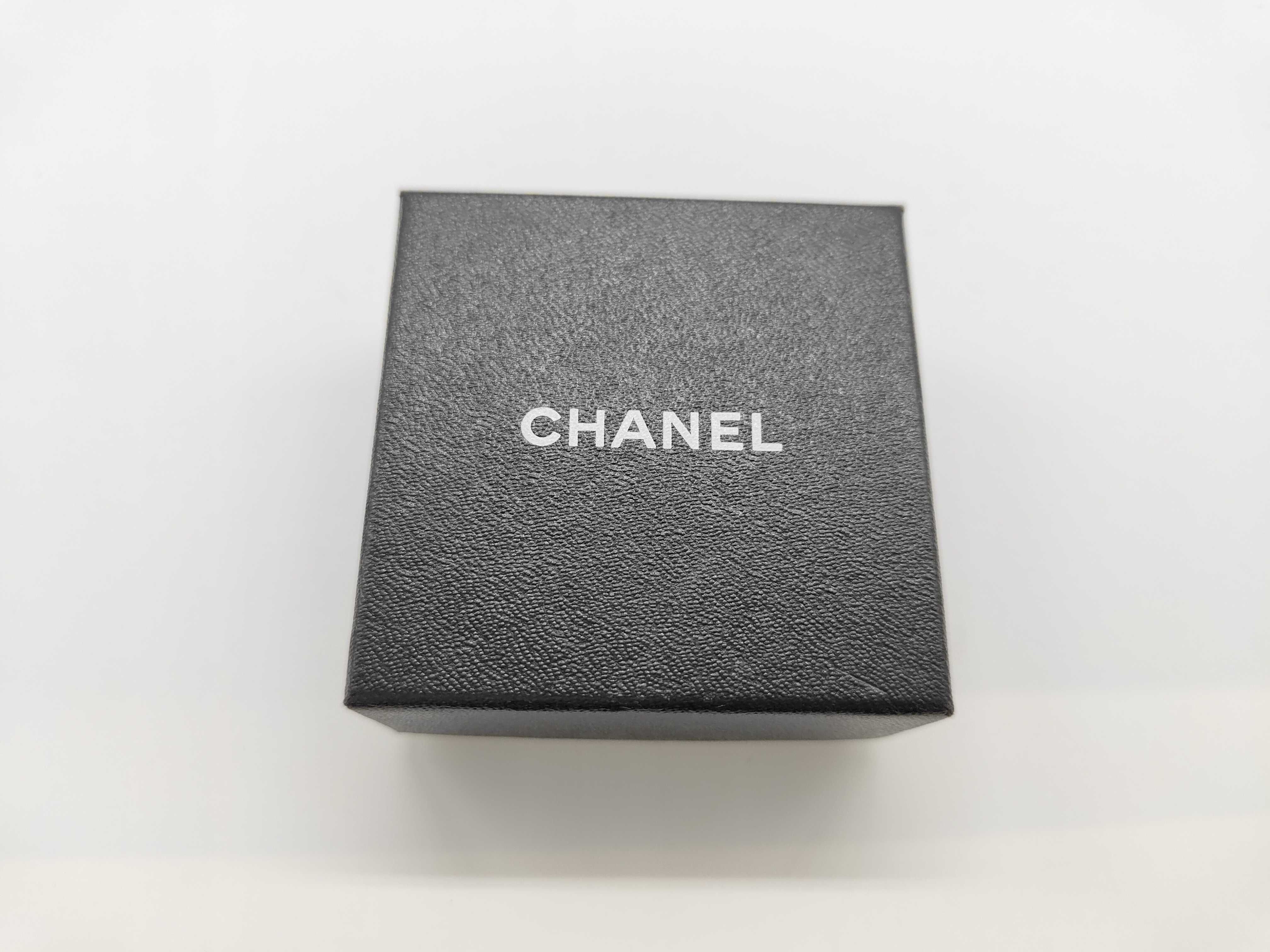 earrings with box, square plate design. — view 7