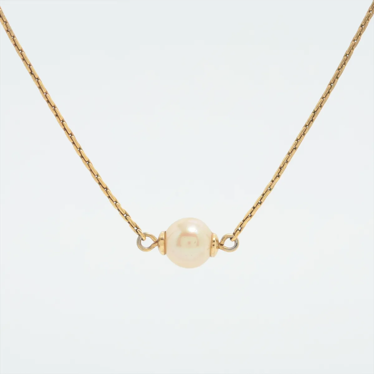 necklace, gold plated with faux pearls, shows